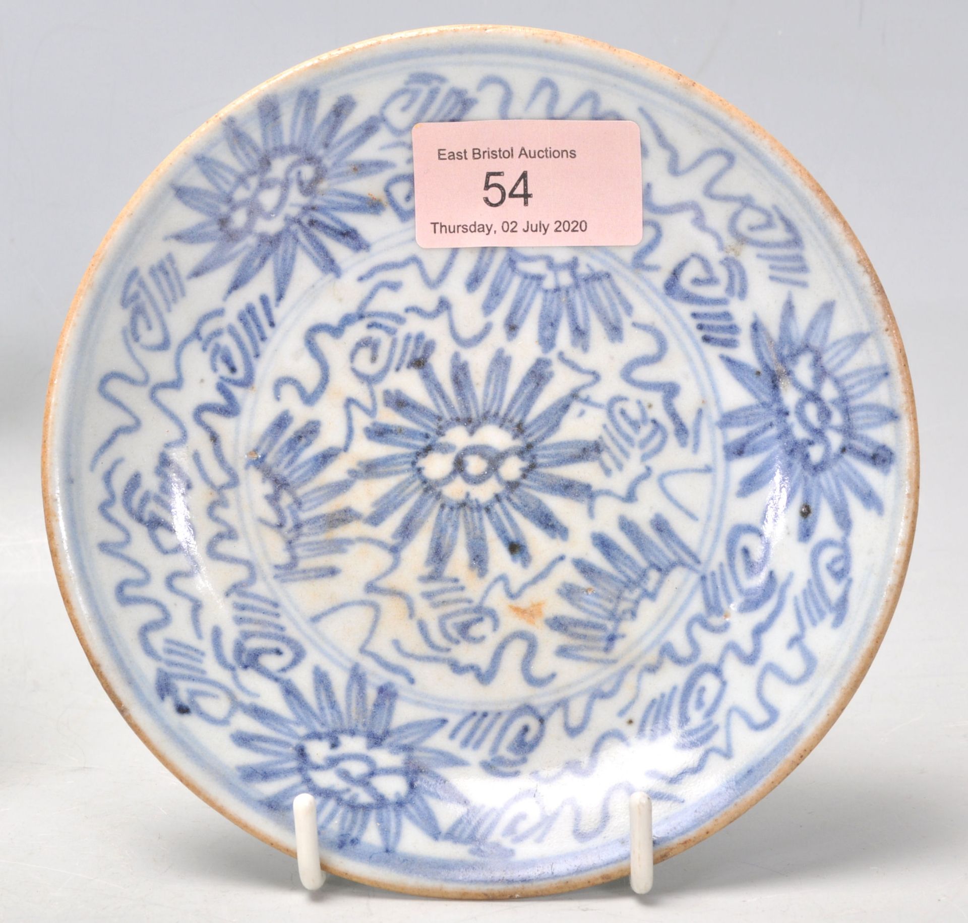 An 18th Century Japanese blue and white small plate having hand painted decoration of a perched bird - Bild 7 aus 11