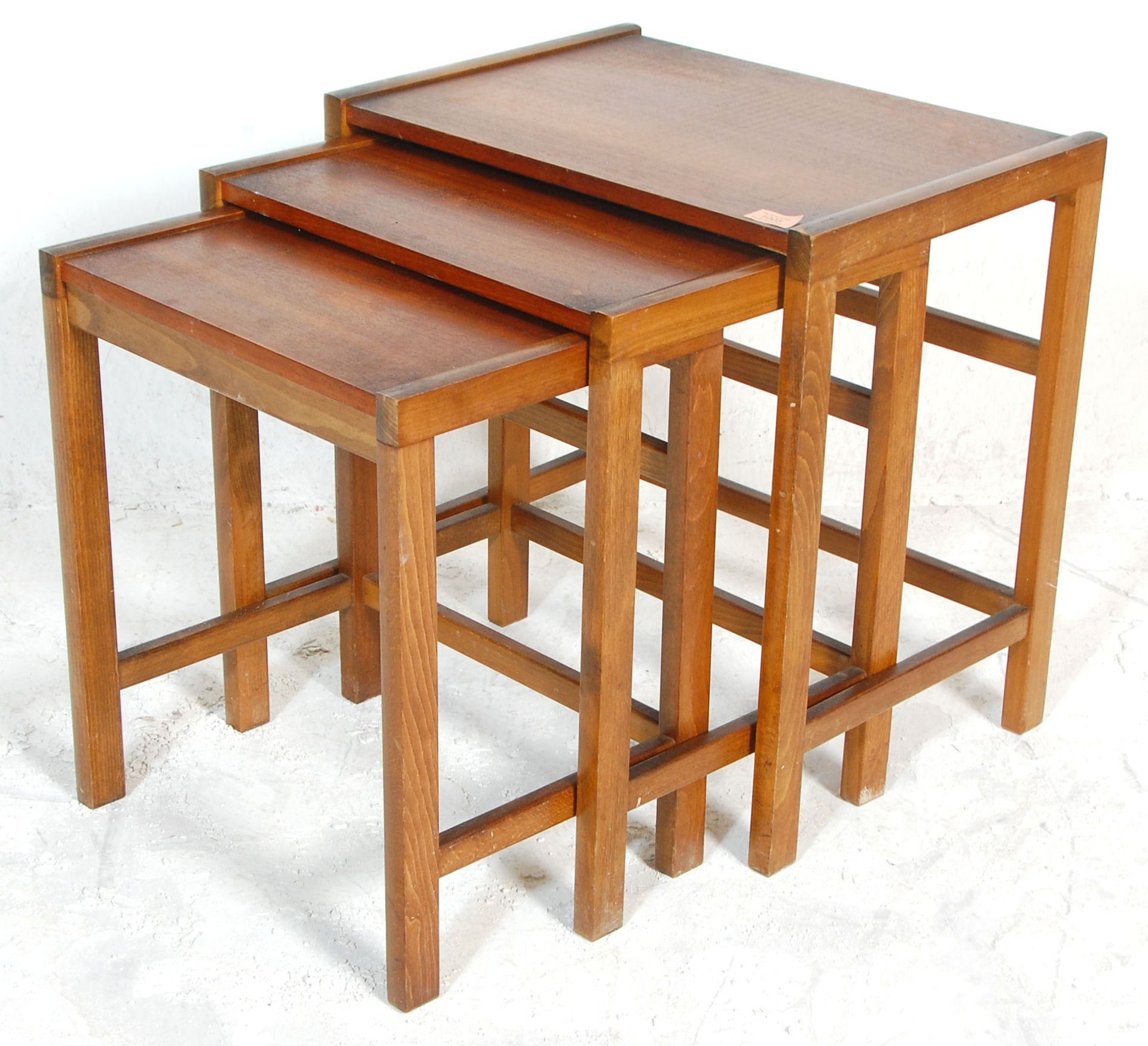 A good retro mid 20th Century Danish inspired teak wood nest of tables of square form. Raised on - Bild 5 aus 5