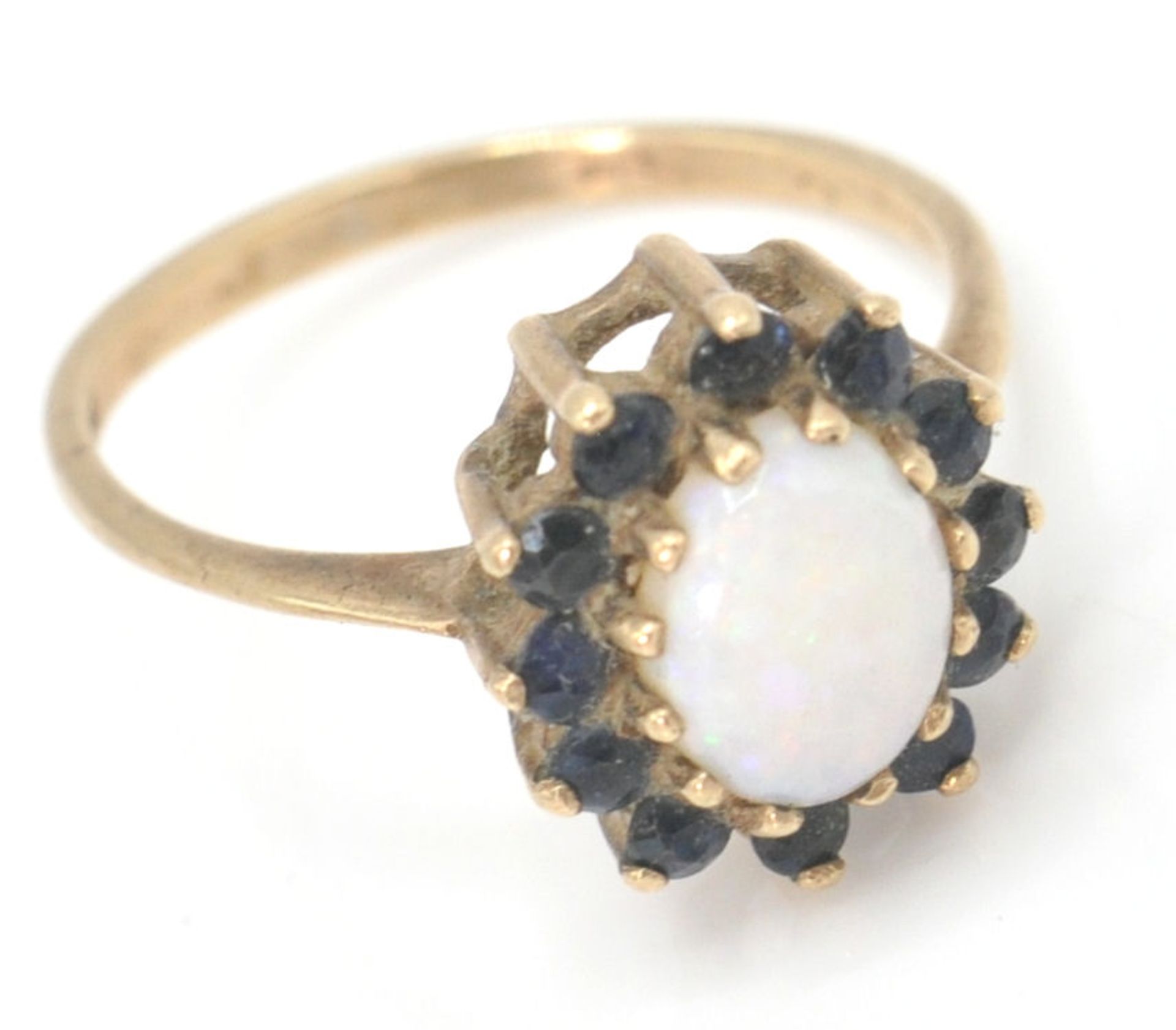 A 9ct gold hallmarked opal and sapphire cluster ring. The central oval cabochon within a halo of - Bild 2 aus 6