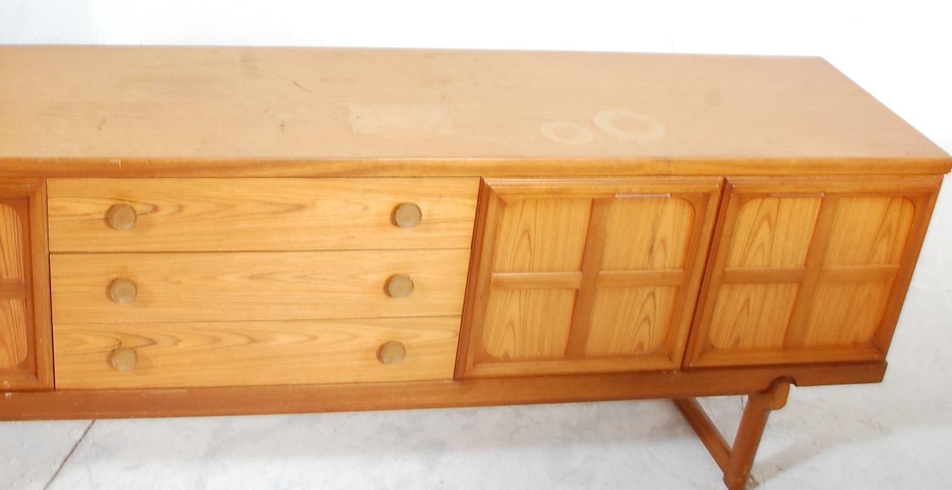 Nathan Furniture - A retro mid 20th Century teak wood sideboard credenza having a central bank of - Bild 2 aus 8