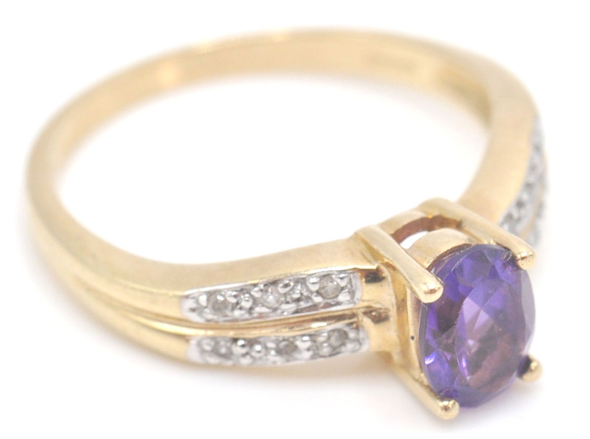 A 9ct gold hallmarked amethyst and white stone ring. The oval mixed cut amethyst with white stones - Bild 2 aus 7