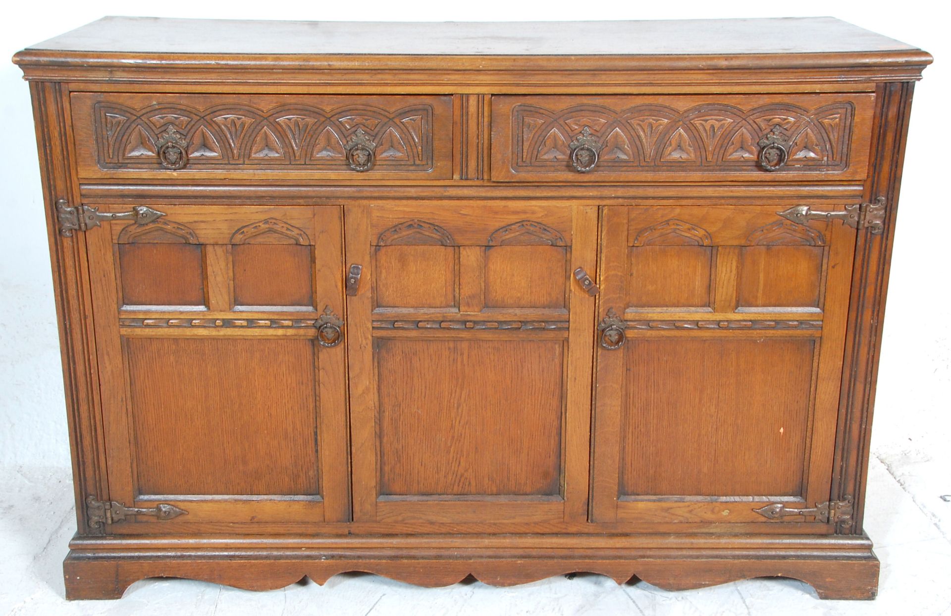 An early 20th Century 1930's Jacobean revival oak sideboard credenza having twin drawers with ring - Bild 2 aus 6
