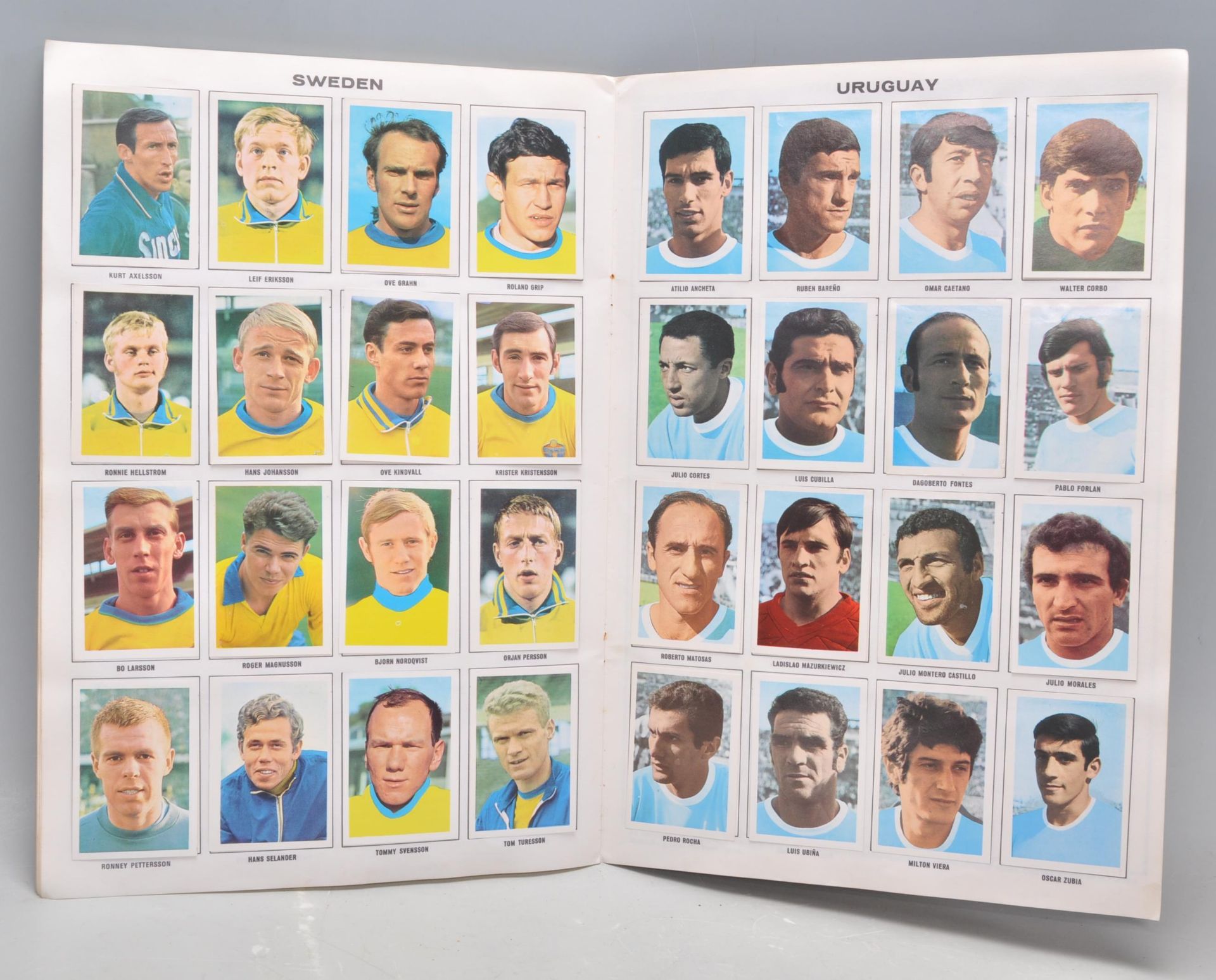 A good 1970's Mexico 70 world cup soccer football stars sticker album complete. Measures 34.5 cm - Bild 11 aus 12