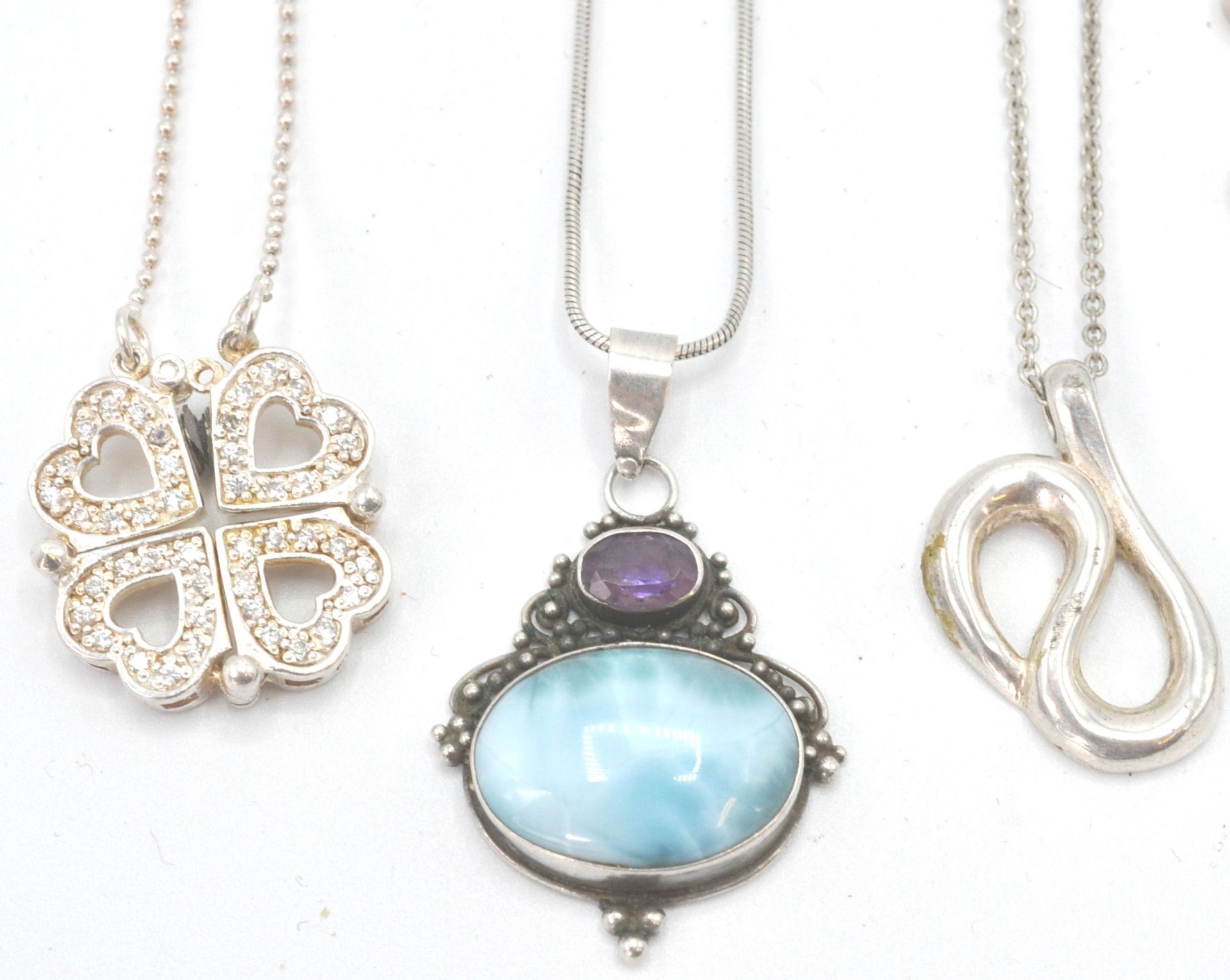 A collection of silver necklace chains to include pendants to each. Fine linked with stone set, fine - Bild 2 aus 10