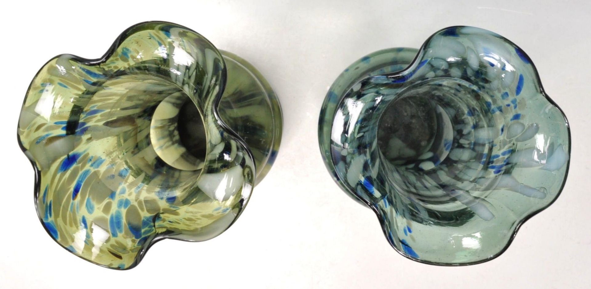 A pair of 20th Century vintage retro studio art spatter glass vases in a blue and green colourway - Bild 5 aus 7