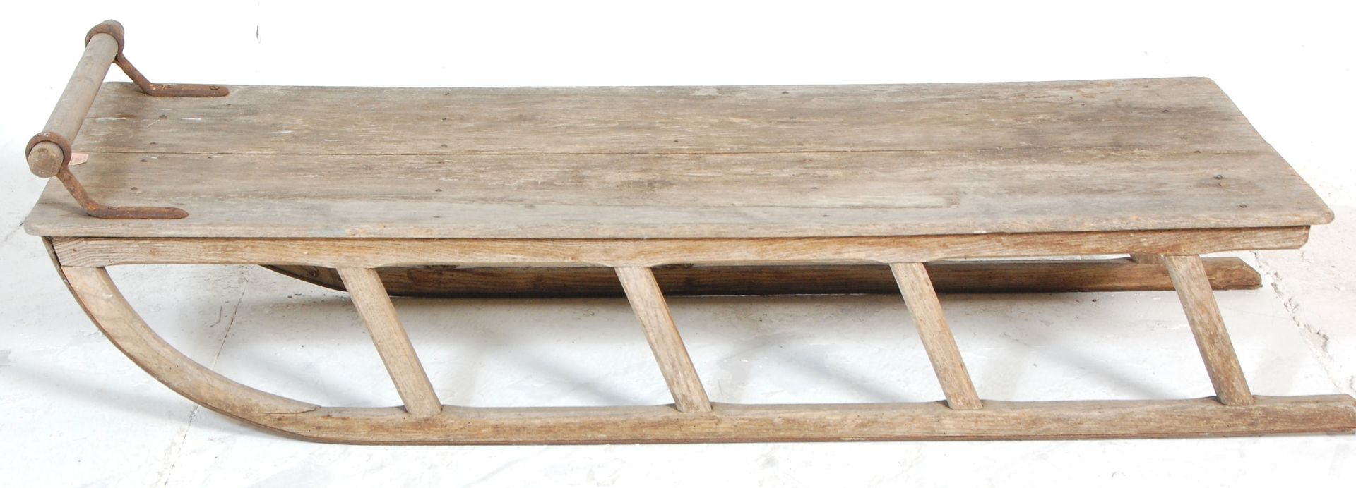 A vintage 20th Century scrubbed wooden sledge / sled / sleigh having a turned handle to the top - Bild 4 aus 5