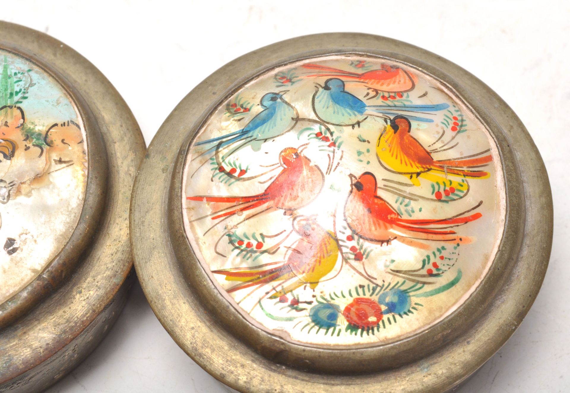 A group of early 20th Century vintage white brass Chinese compacts / trinket pots, three of - Bild 3 aus 7