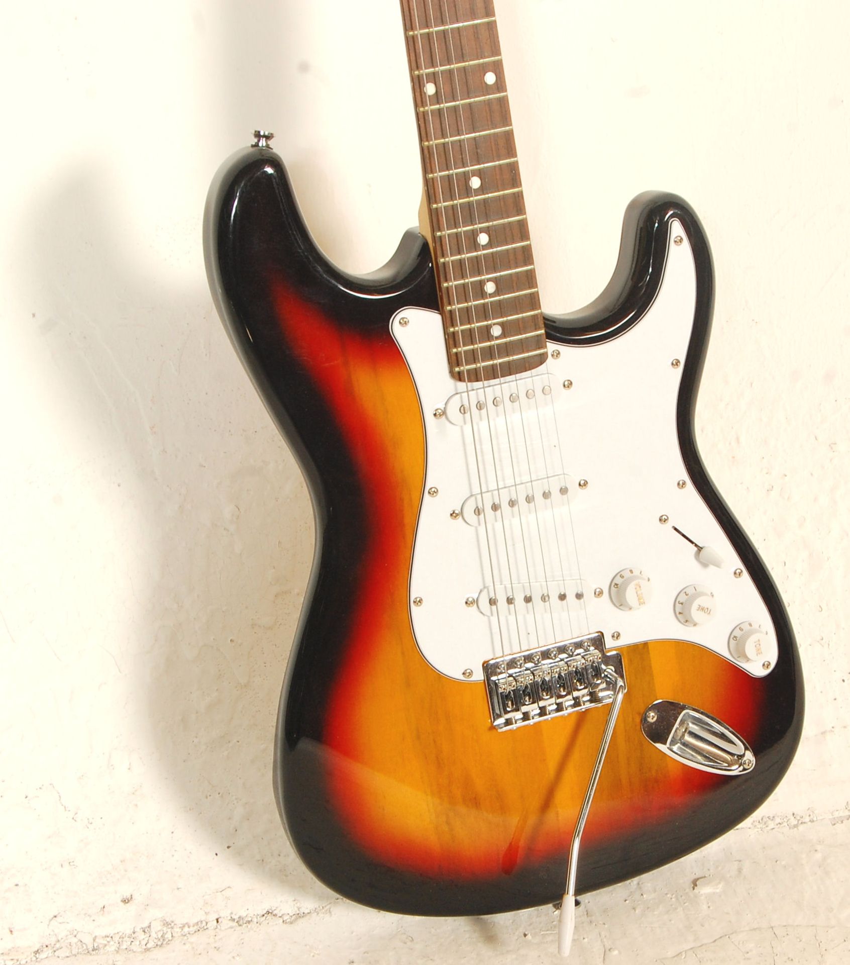 A good Fender Stratocaster style six string electric guitar having three control knobs with a - Bild 3 aus 7