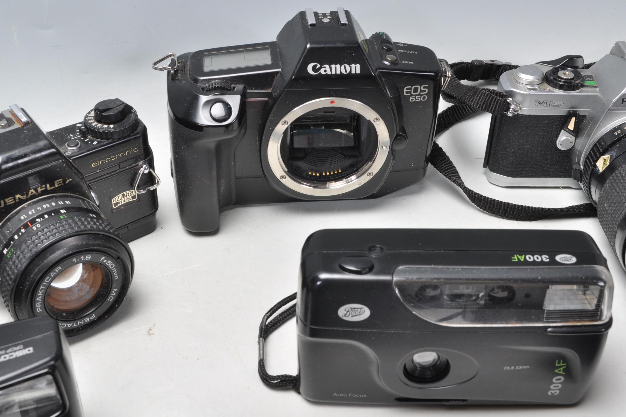 A collection of vintage cameras to include a Pentax MG camera with lens, Fuji Discovery 975, Canon - Image 6 of 10