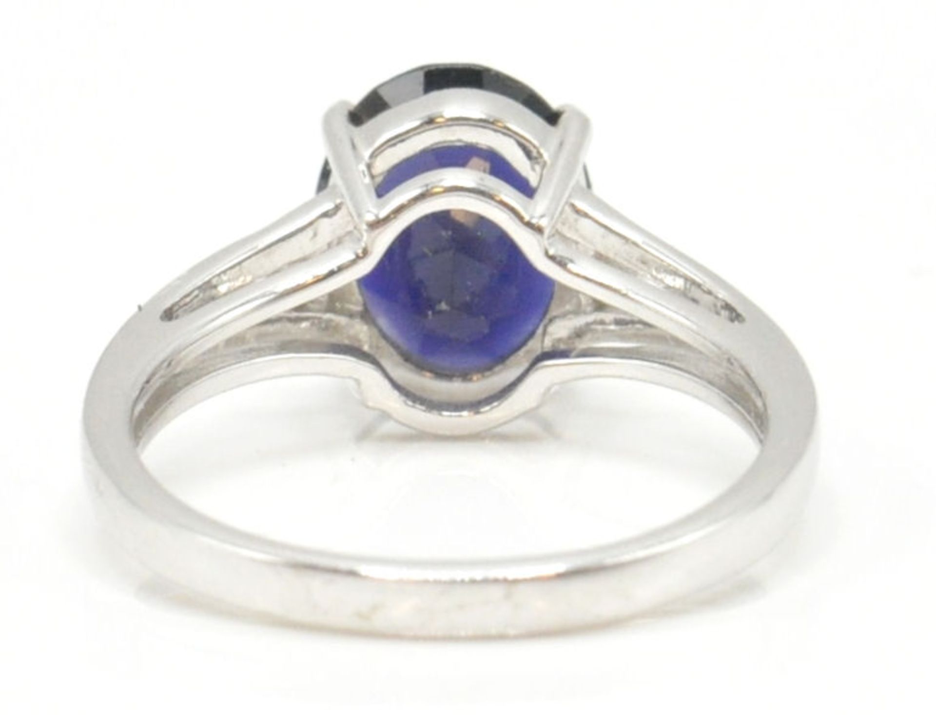 A 9ct white gold and blue oval cut single stone ring in prong setting being hallmarked for - Bild 12 aus 15