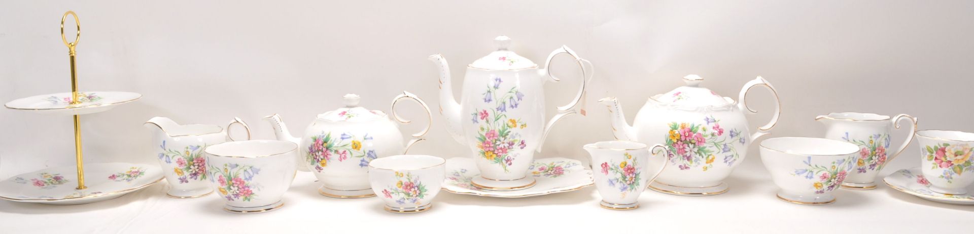 A Fine Bone China English tea service by Queen Anne China in the Old Country Spray pattern having - Bild 9 aus 15