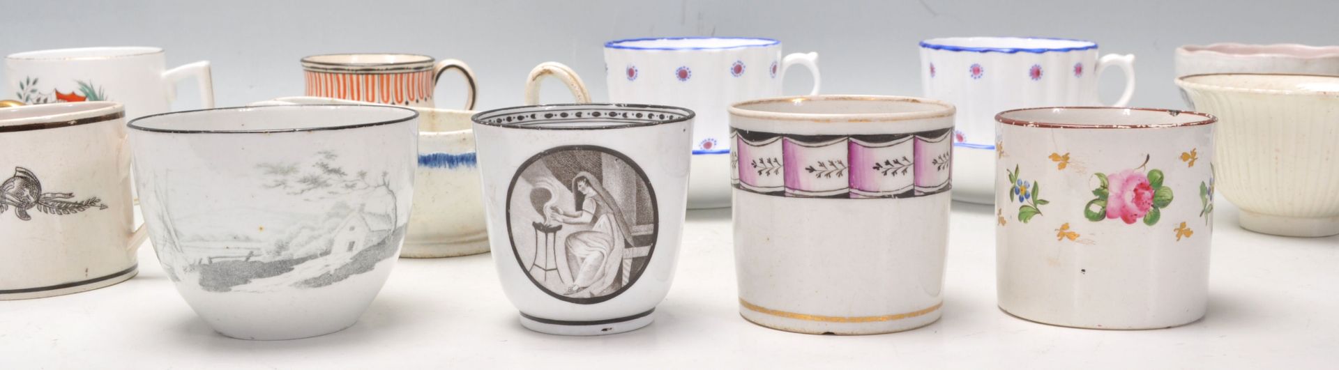 A collection of 18th and 19th century porcelain items to include teacups and saucers, coffee cans, - Bild 4 aus 15