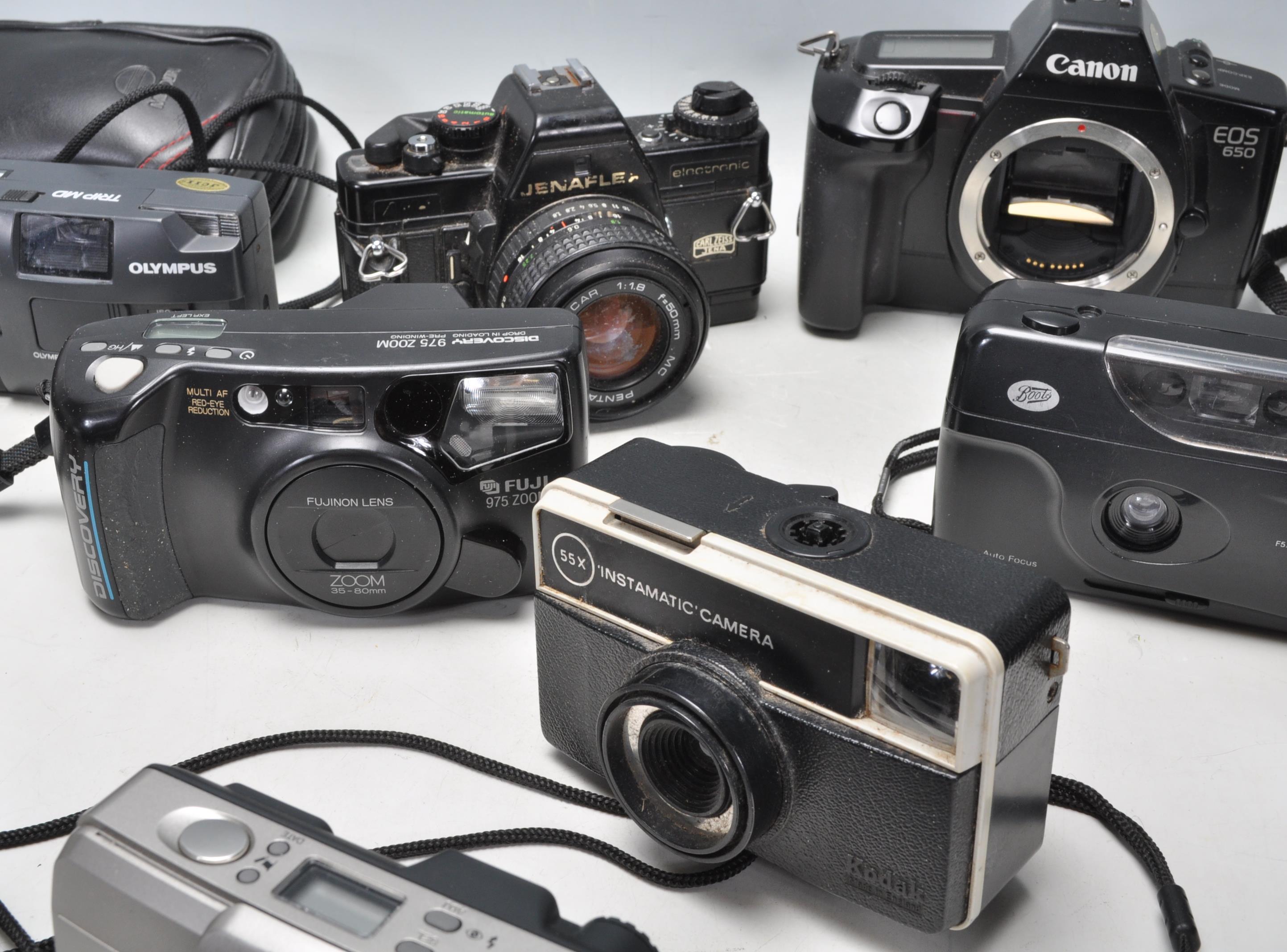 A collection of vintage cameras to include a Pentax MG camera with lens, Fuji Discovery 975, Canon - Image 10 of 10