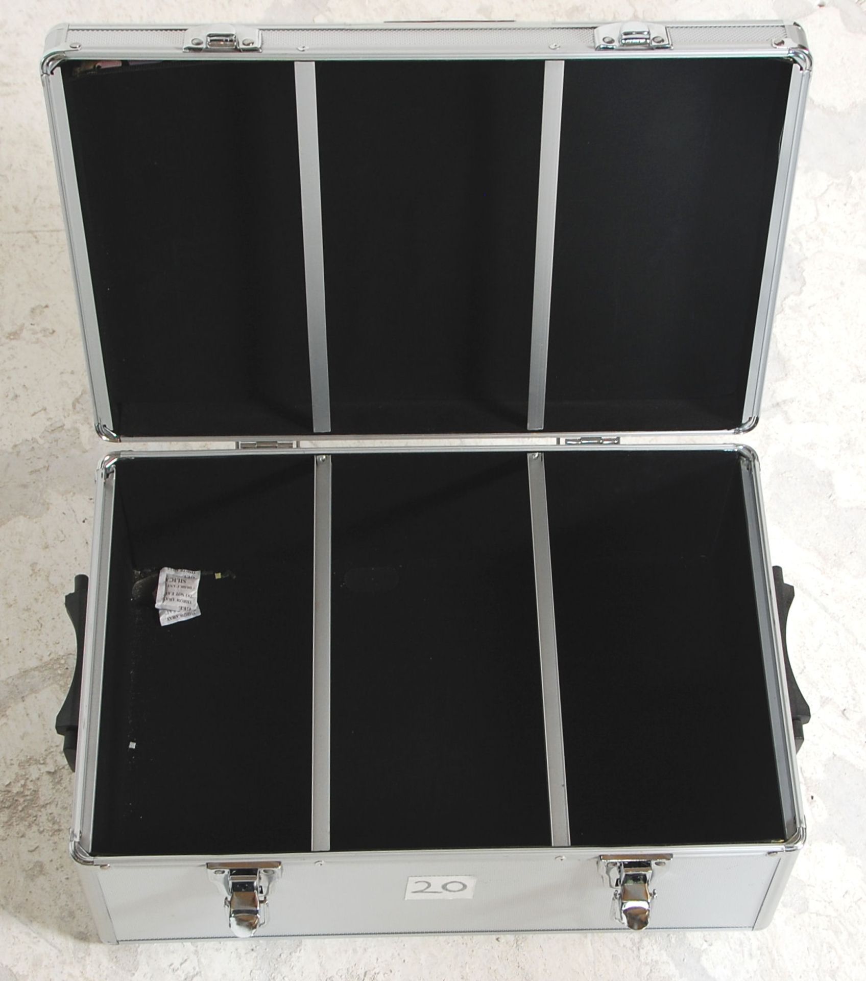 A set of six aluminium flight / travel cases each one having handles to either side and claps to the - Bild 5 aus 5