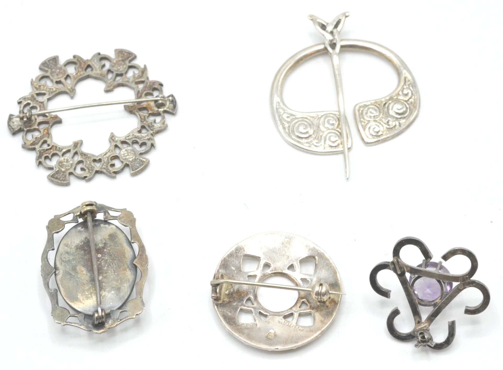 A collection of 4 silver hallmarked / 925 Scottish brooches to include a celtic knot, roundel - Bild 7 aus 7