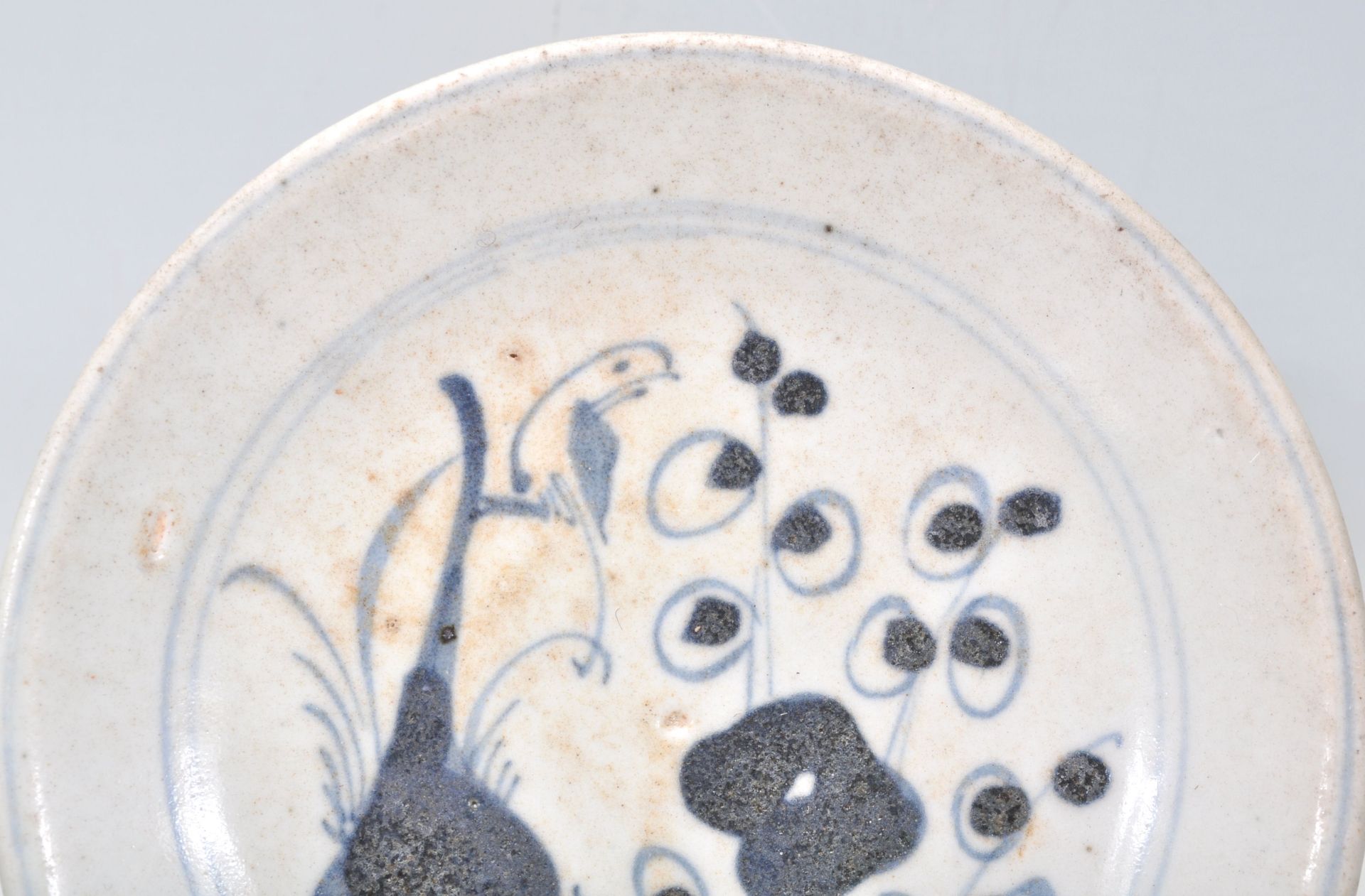 An 18th Century Japanese blue and white small plate having hand painted decoration of a perched bird - Bild 3 aus 11