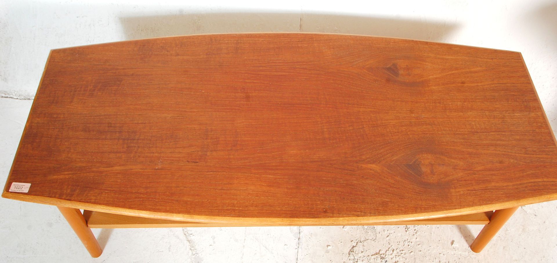 A retro 20th Century Danish inspired surfboard top teak coffee table raised on tapering legs with - Bild 5 aus 5