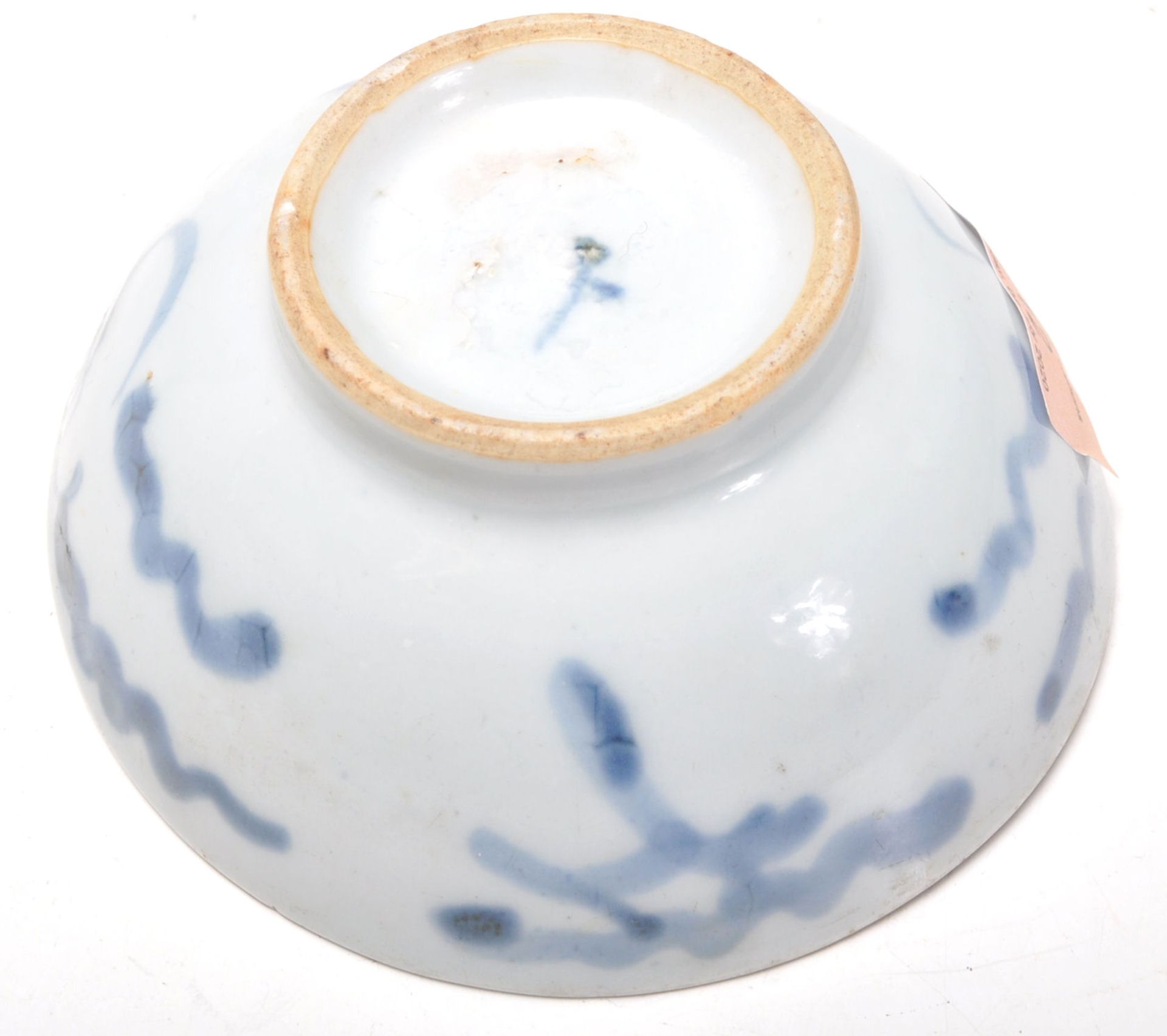 An 18th Century Japanese oriental blue and white footed bowl decorated with hand painted dragon - Bild 7 aus 8