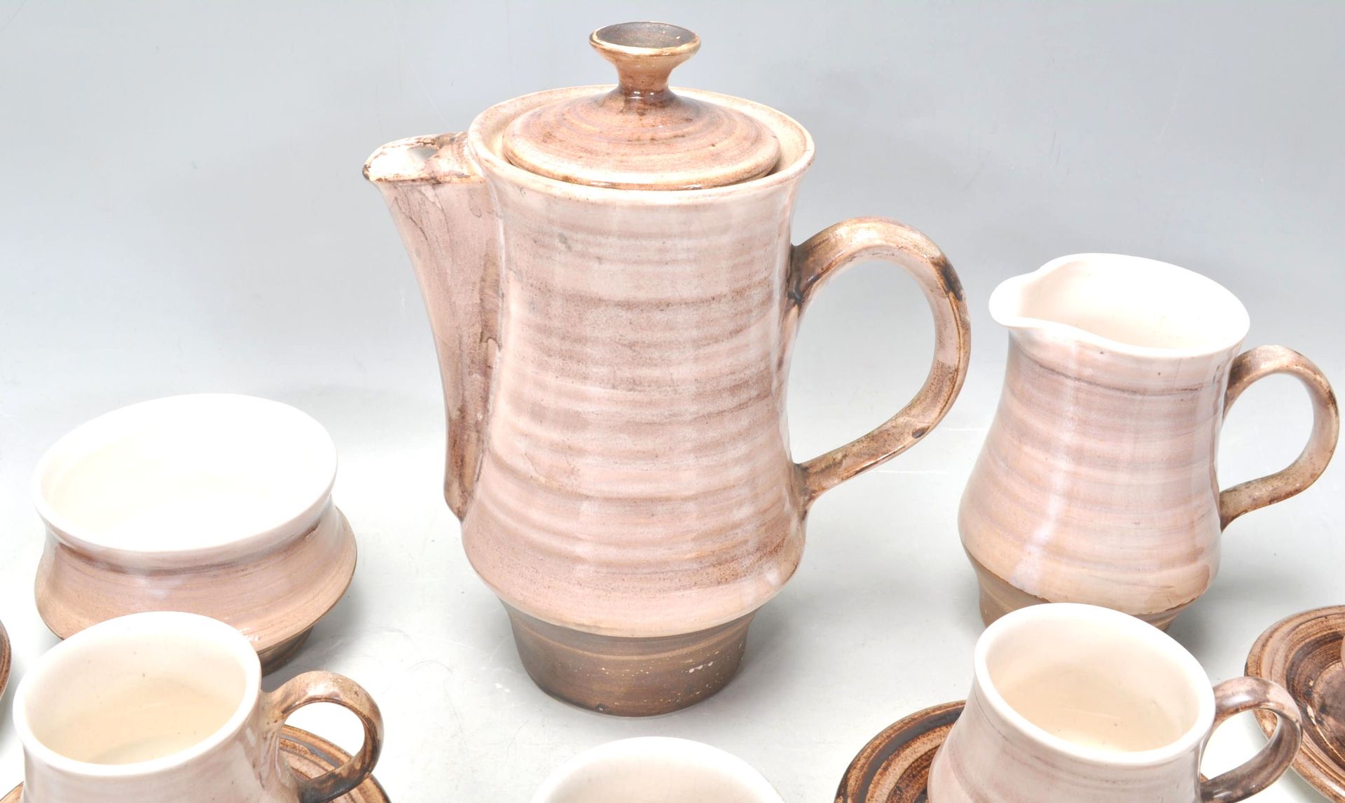 A vintage retro 20th Century Rye pottery coffee service consisting of coffee pot, six cups and - Bild 6 aus 8
