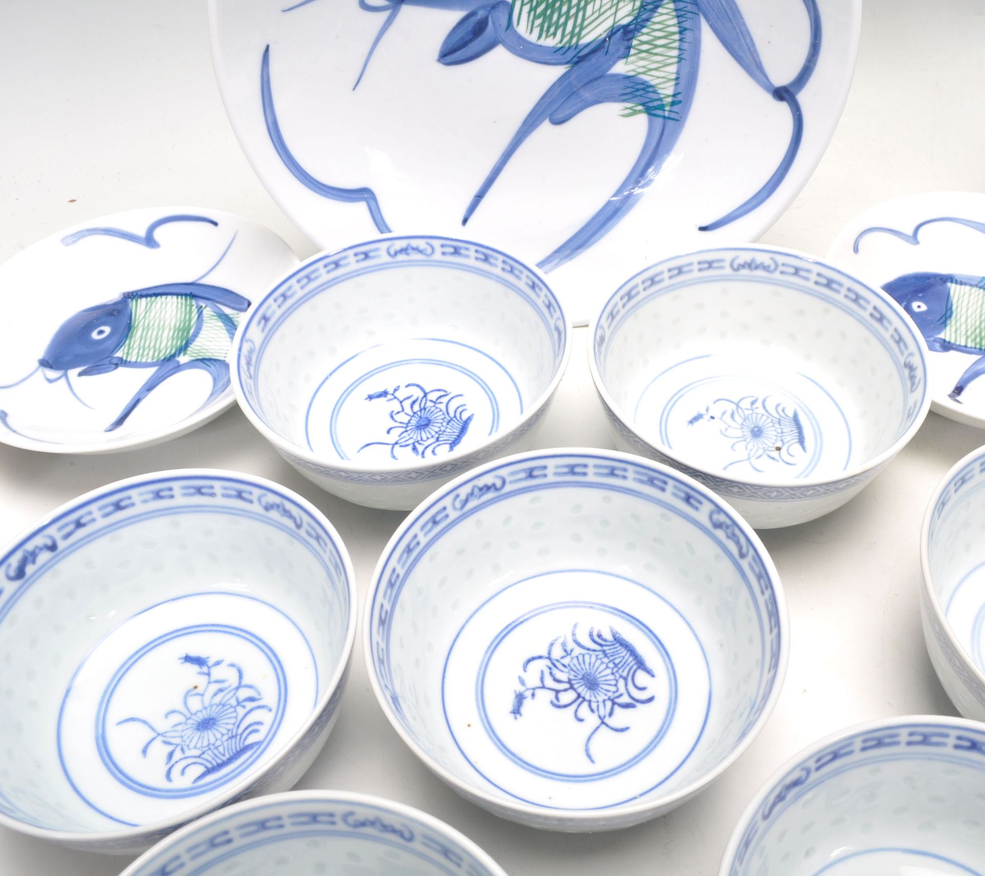 A collection of 20th Century Chinese / Japanese blue and white rice bowls with floral and plantain - Bild 3 aus 12