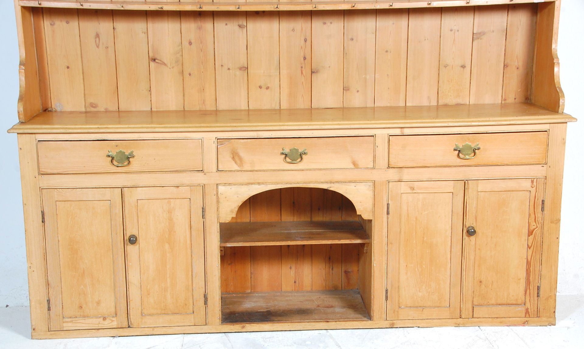 A large 19th Century Victorian large country pine Welsh dresser. The upright gallery top having - Bild 3 aus 12