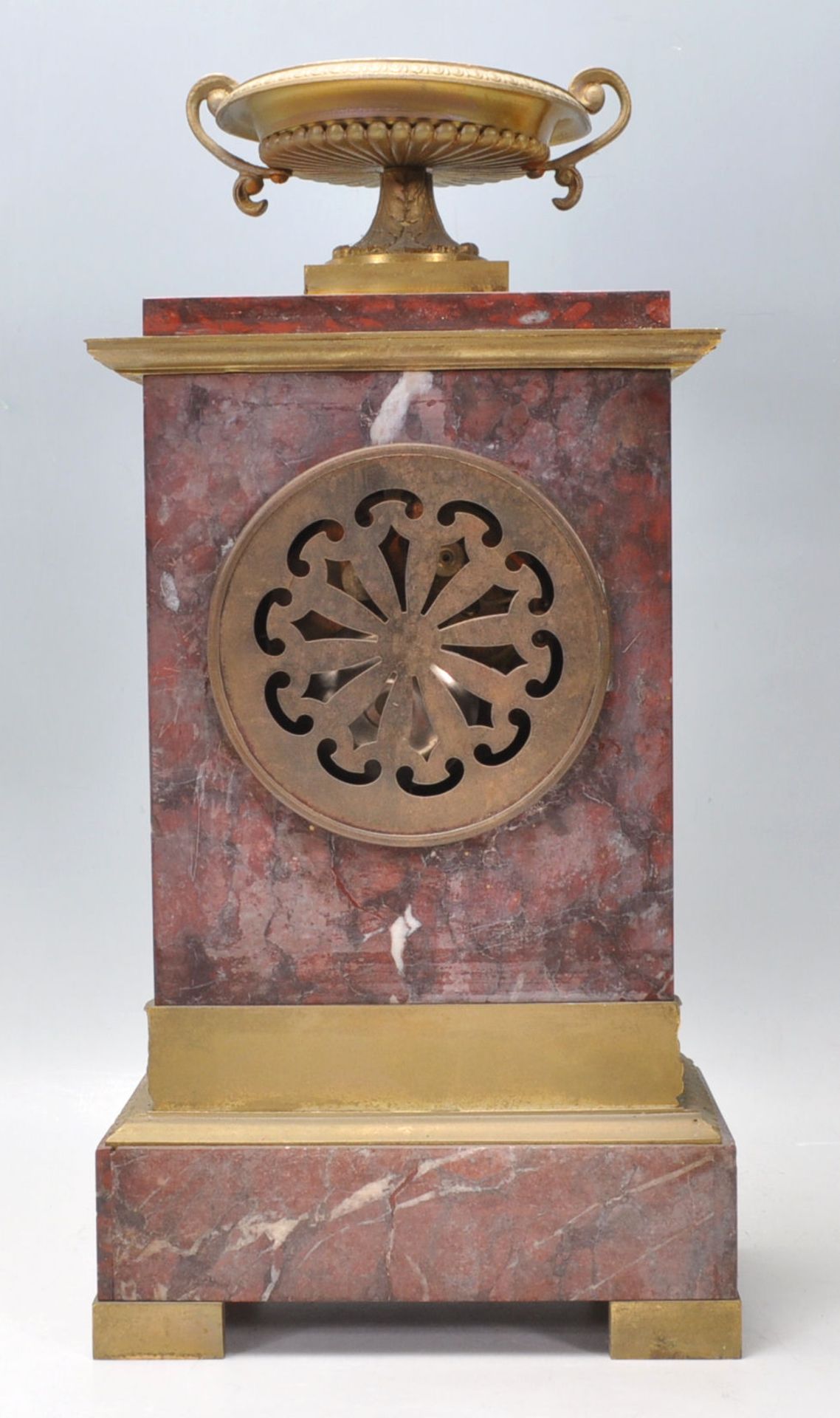 An early 20th Century red marble mantel clock of upright rectangular form having a brass urn atop - Bild 4 aus 7