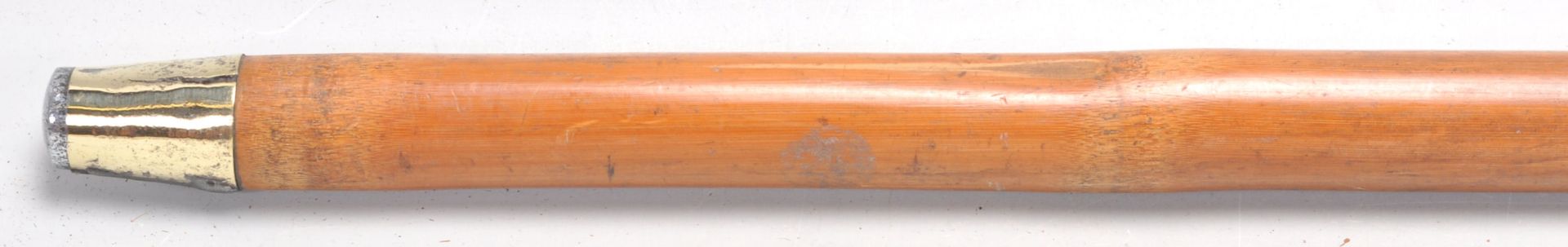 A vintage 20th Century bamboo sword stick / walking stick cane having root knot ball knob to top - Bild 2 aus 8