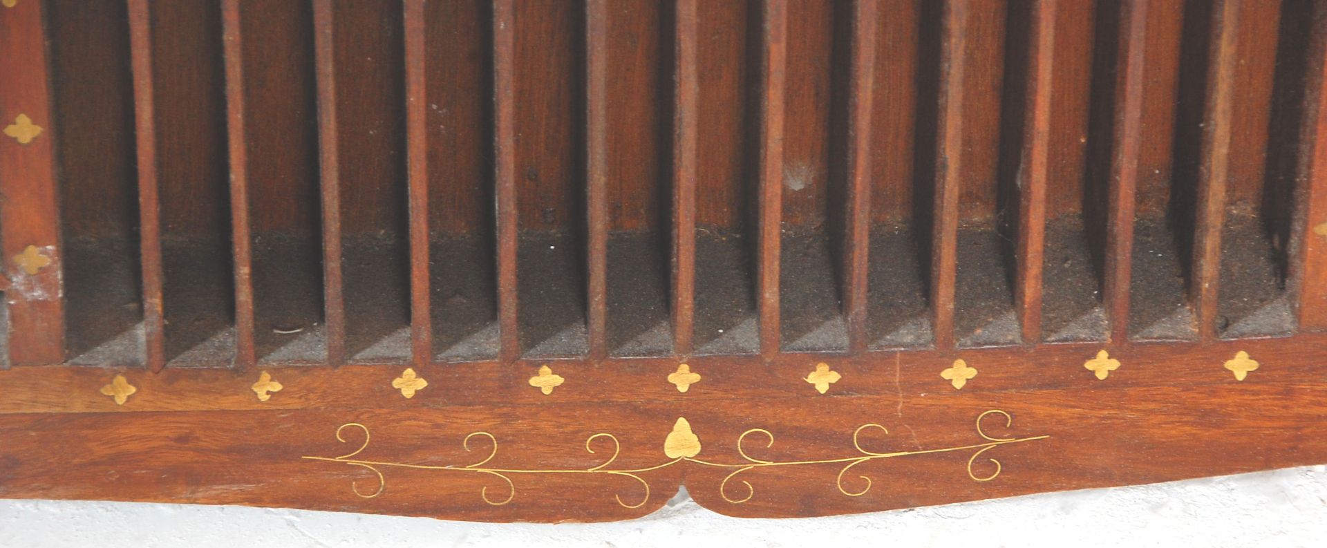 Two inlaid Indian hardwood tape racks having vertical and horizontal slots with decorative brass - Bild 4 aus 6