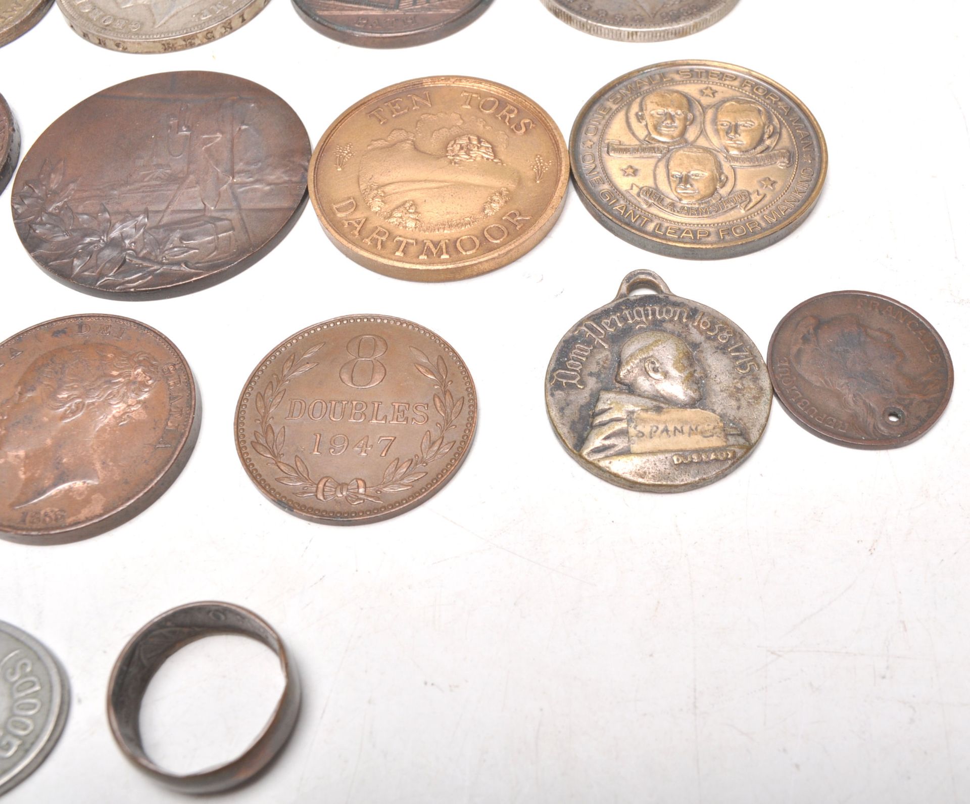 An interesting collection of 19th and 20th Century tokens and medallions to include a Moet Chandon - Bild 5 aus 11