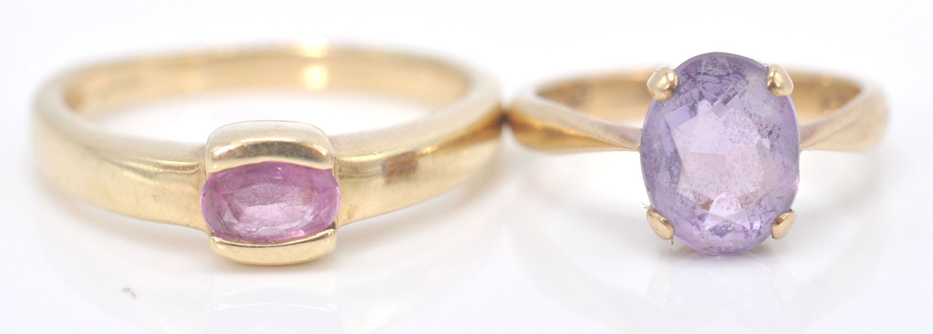 A hallmarked 9ct gold and amethyst single stone ring. The ring set with oval facet cut amethyst in