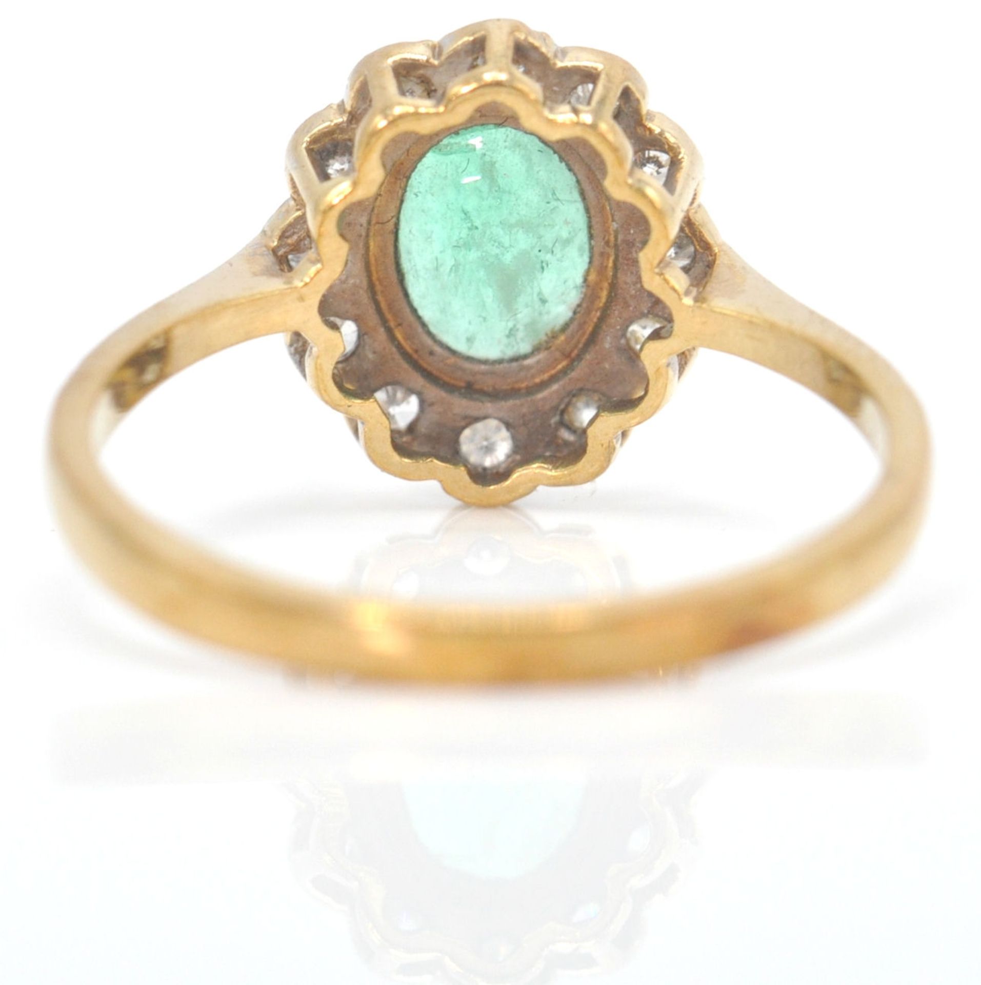 A hallmarked 9ct emerald and white stone cluster ring. The ring set with an oval mix cut emerald - Bild 4 aus 7