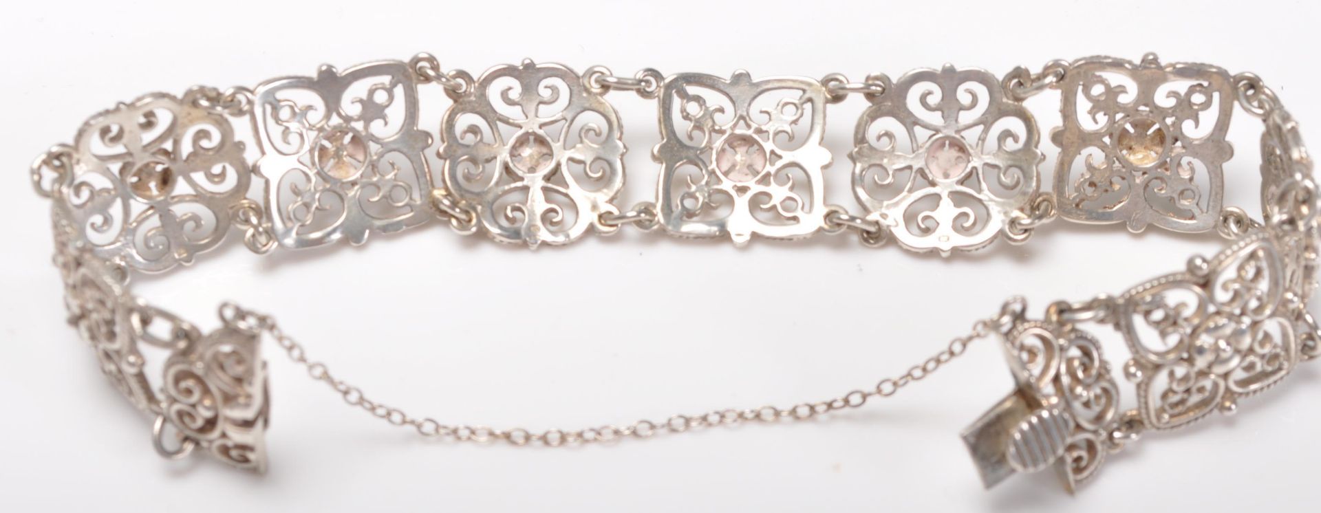 A good silver hallmarked bracelet having pierced floral panels with a push button clasp and safety - Bild 7 aus 8