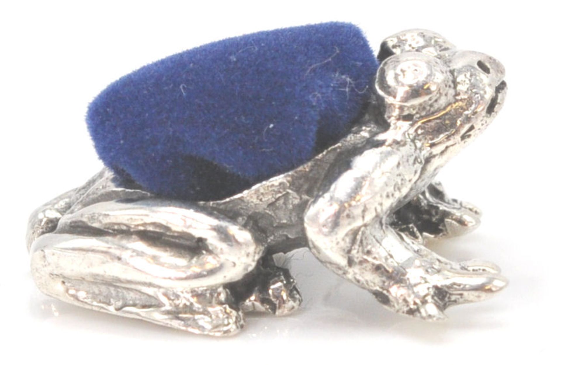 A stamped sterling silver pincushion in the form of an Amazonian treefrog with a blue velvet cushion - Bild 3 aus 7