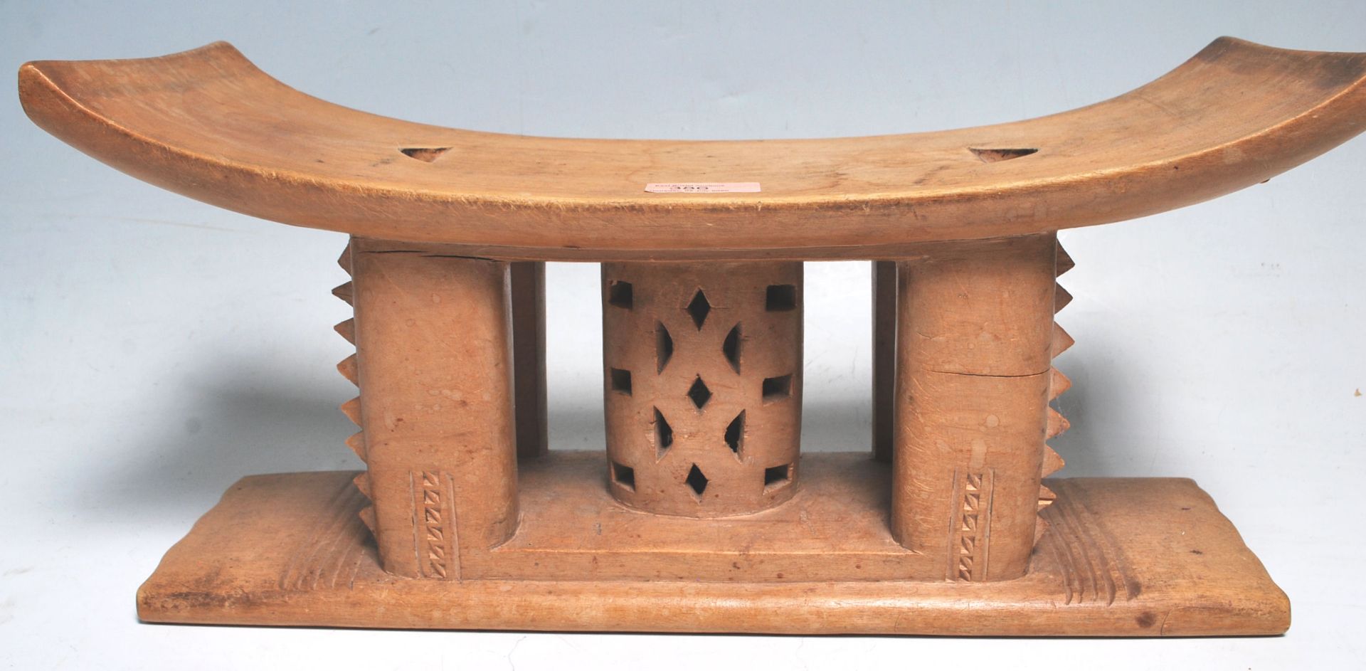 A carved African tribal Akan / Asante Ghanaian anthropomorphic stool having a rectangular curved - Bild 5 aus 12