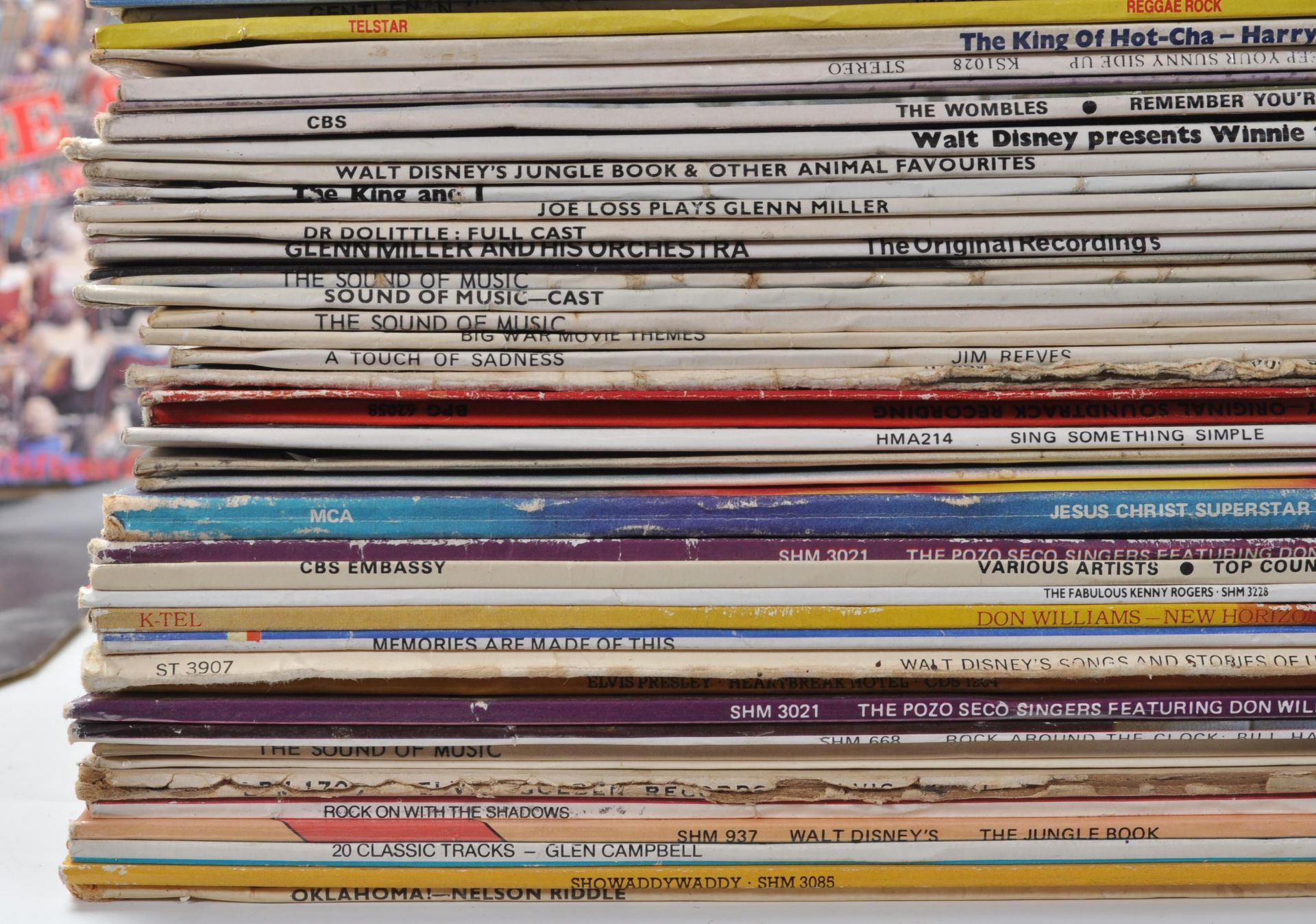 A collection of vintage 12" LP records to include - Bild 5 aus 16