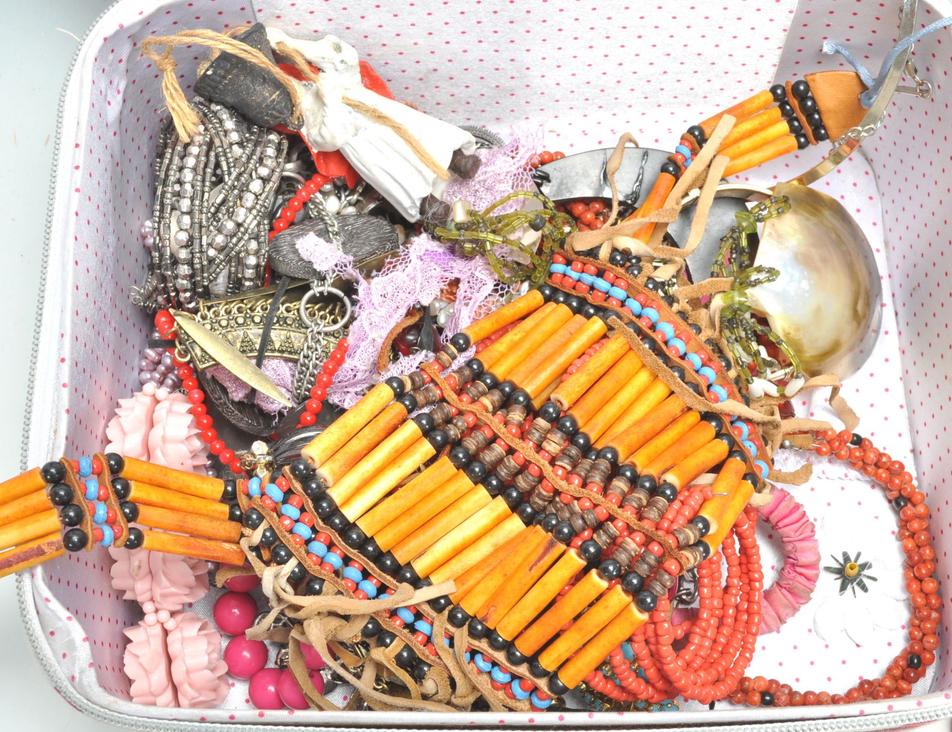 A large quantity of 20th century costume jewellery to include bracelets, brooches, necklaces, hair - Bild 3 aus 9