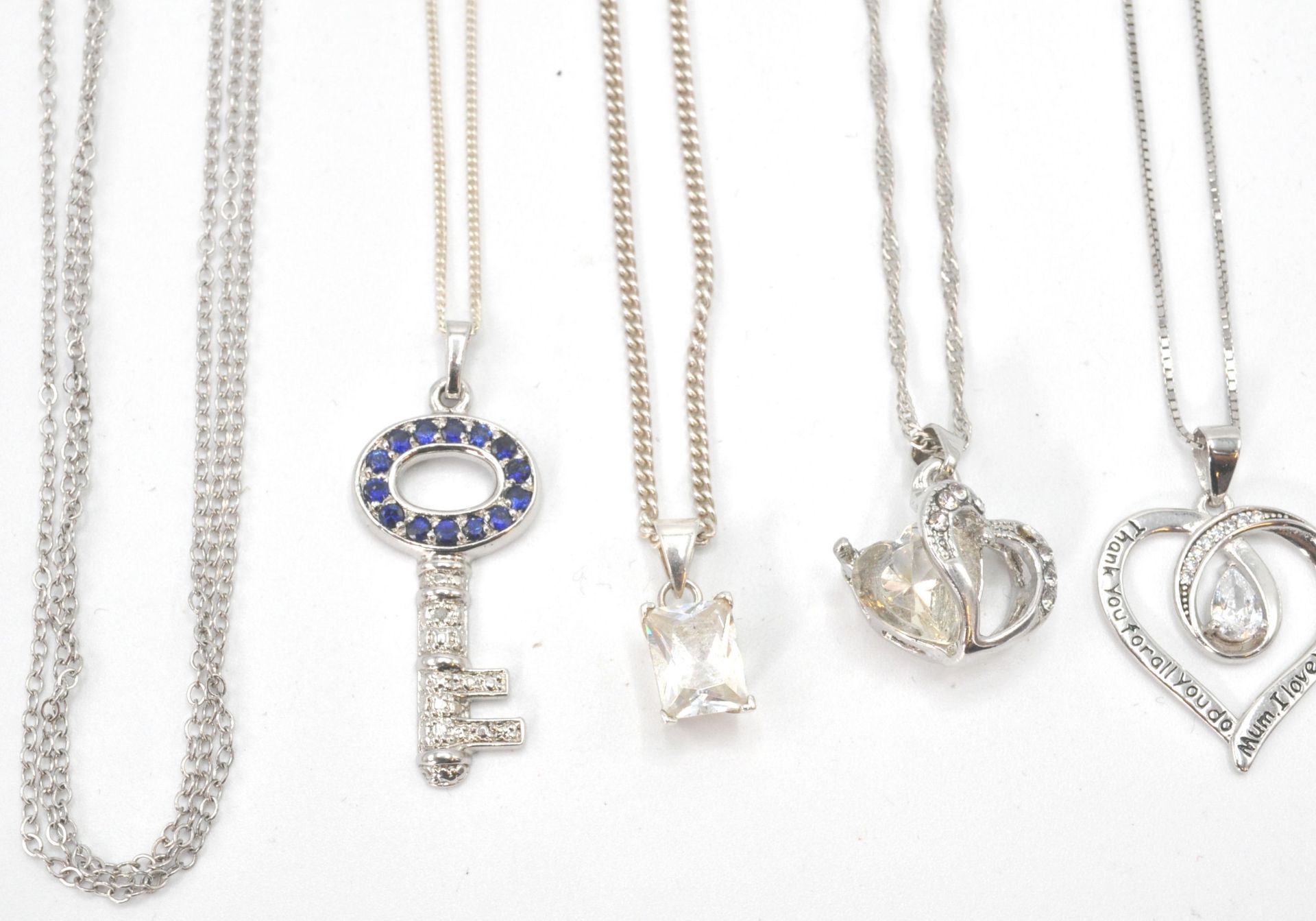 A collection of silver necklace chains to include examples with key pendant, three sting silver - Bild 2 aus 7
