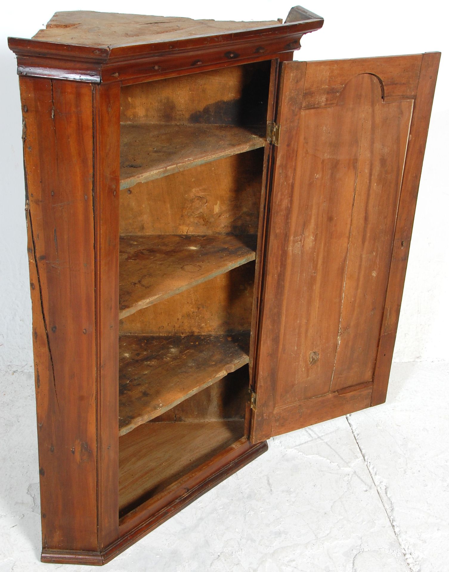 A 19th century fruitwood George III corner cabinet. Full length fielded panel door with enclosed - Bild 3 aus 4