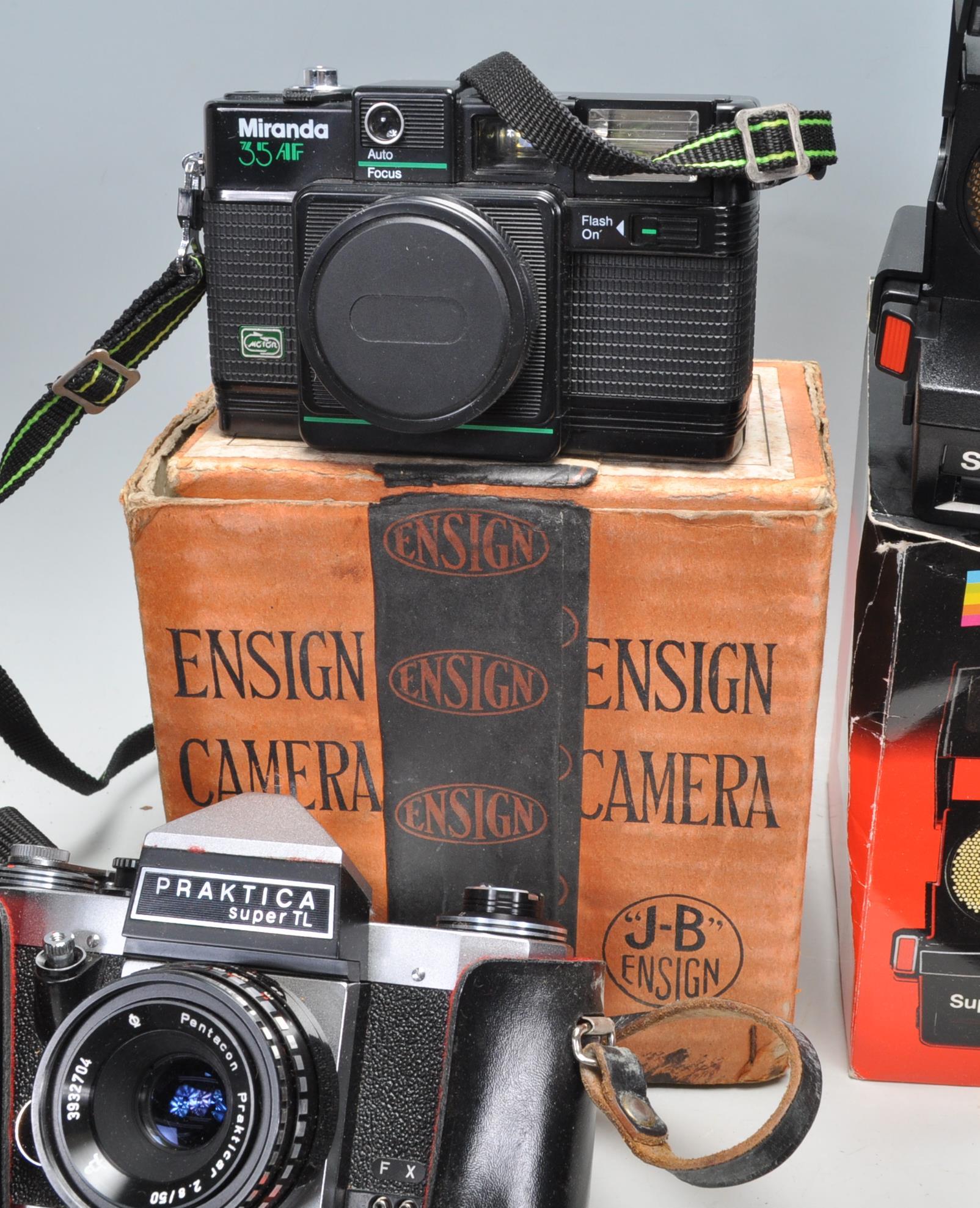 A collection of vintage cameras to include a Polaroid Supercolor 670 AF camera, a Polaroid 636 - Image 3 of 10