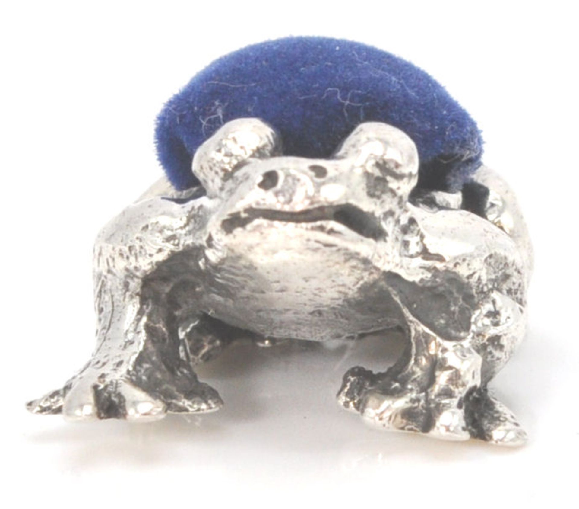 A stamped sterling silver pincushion in the form of an Amazonian treefrog with a blue velvet cushion - Bild 2 aus 7