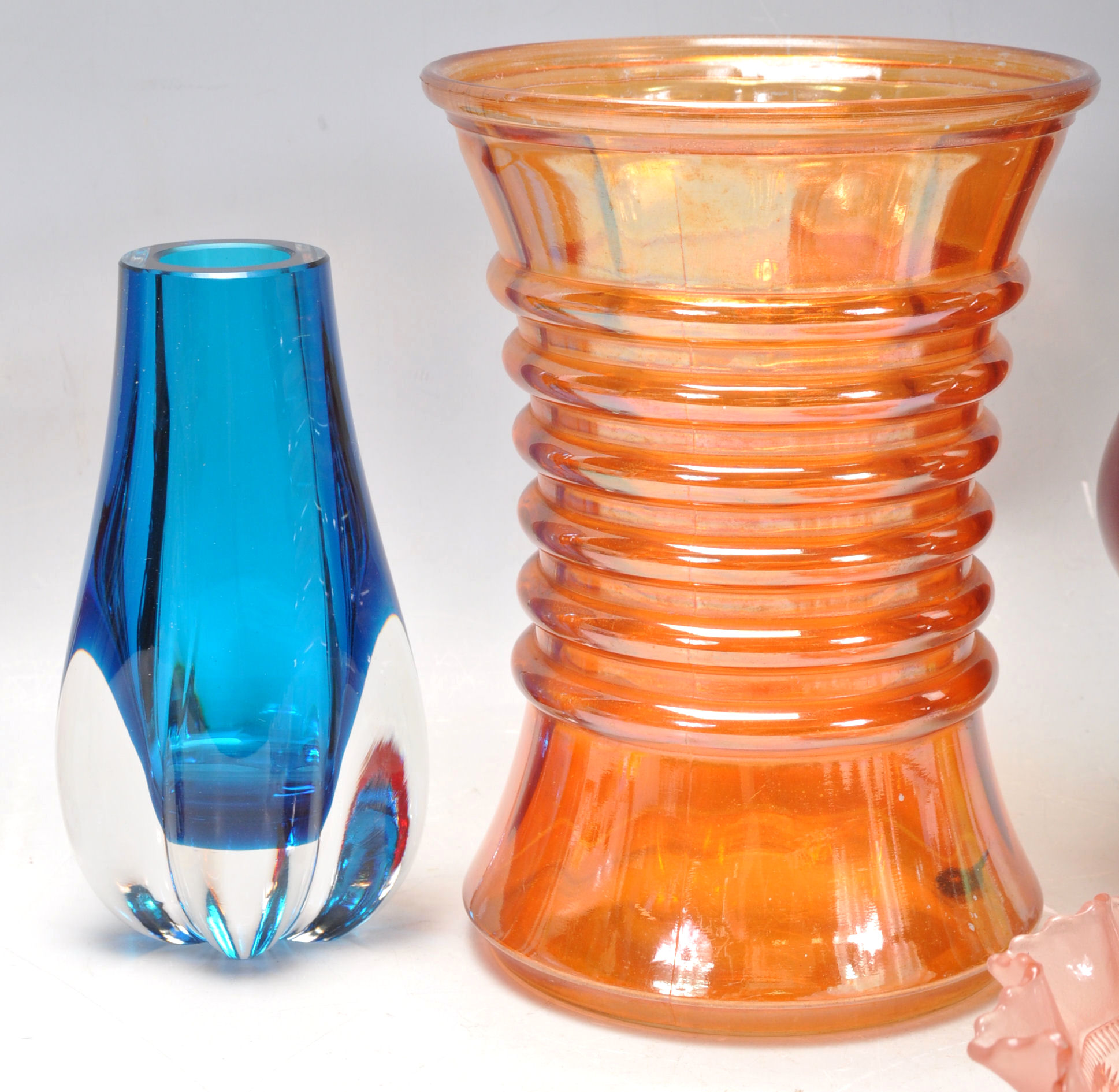 A collection of vintage studio art glass to include a red Whitefriars bark effect vase, Art Deco - Image 4 of 8