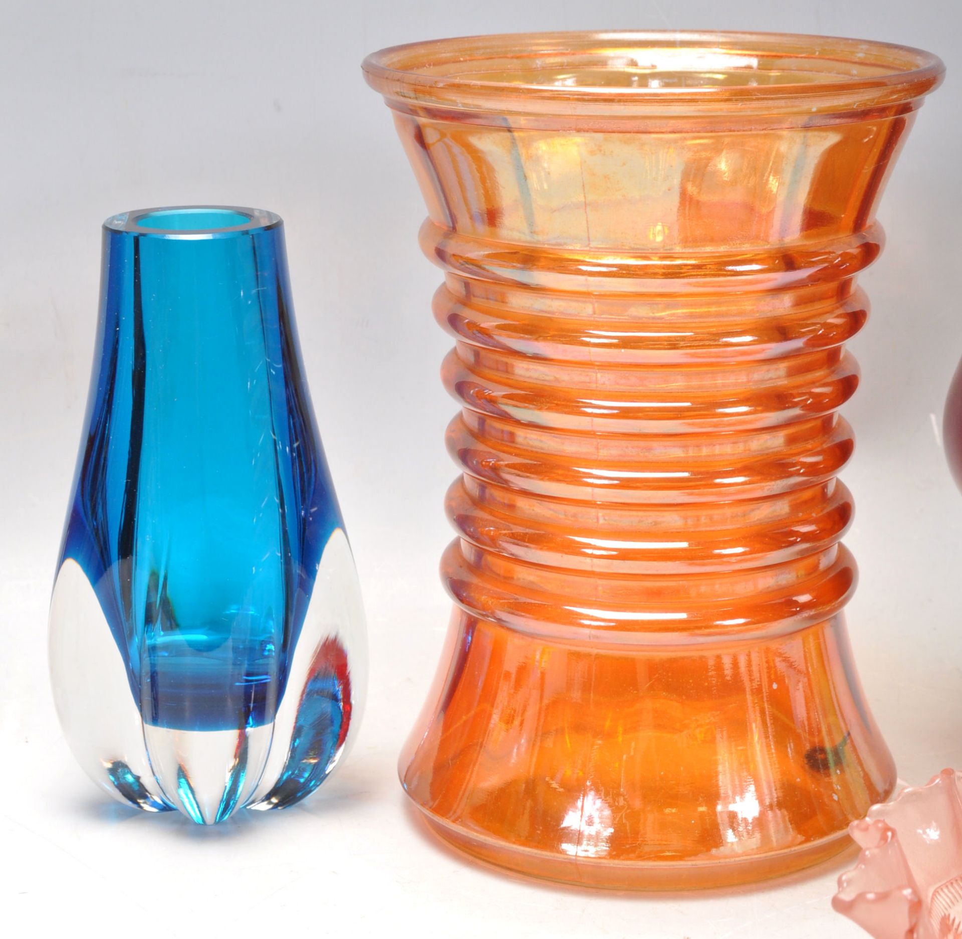 A collection of vintage studio art glass to include a red Whitefriars bark effect vase, Art Deco - Bild 4 aus 8