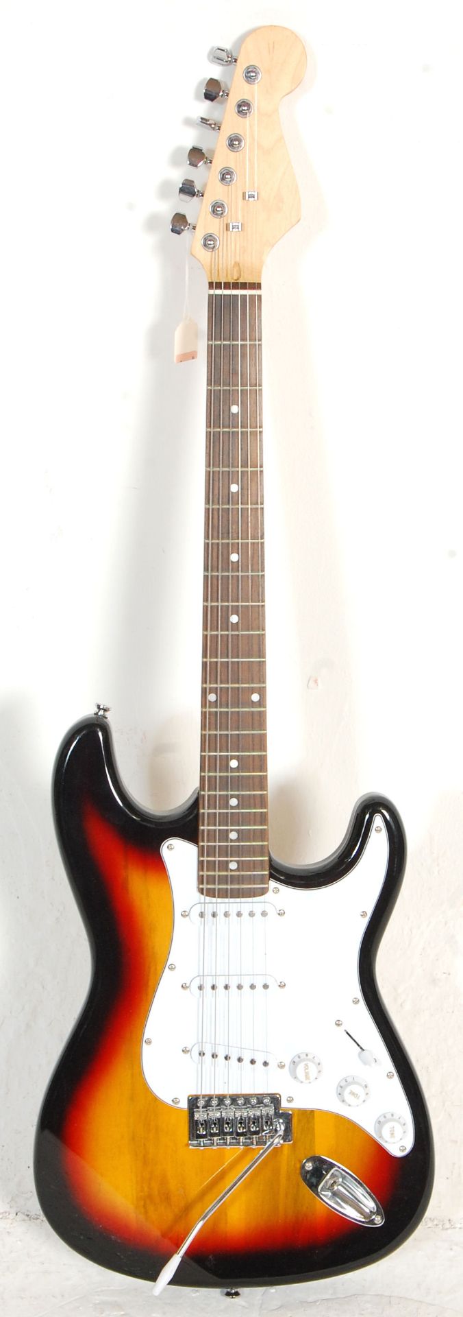 A good Fender Stratocaster style six string electric guitar having three control knobs with a - Bild 5 aus 7