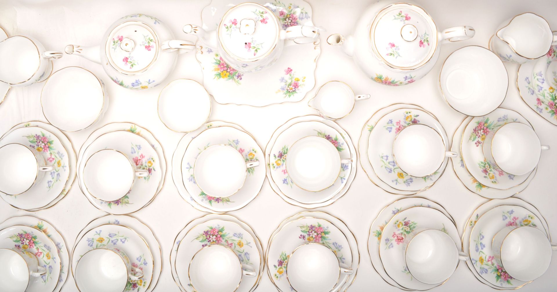 A Fine Bone China English tea service by Queen Anne China in the Old Country Spray pattern having - Bild 8 aus 15