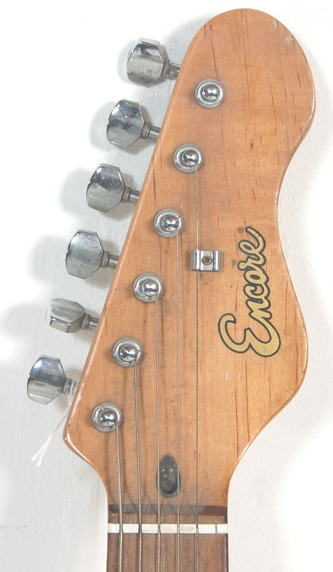 A Fender Stratocaster style Encore six string electric guitar having three control knobs with a - Bild 5 aus 7