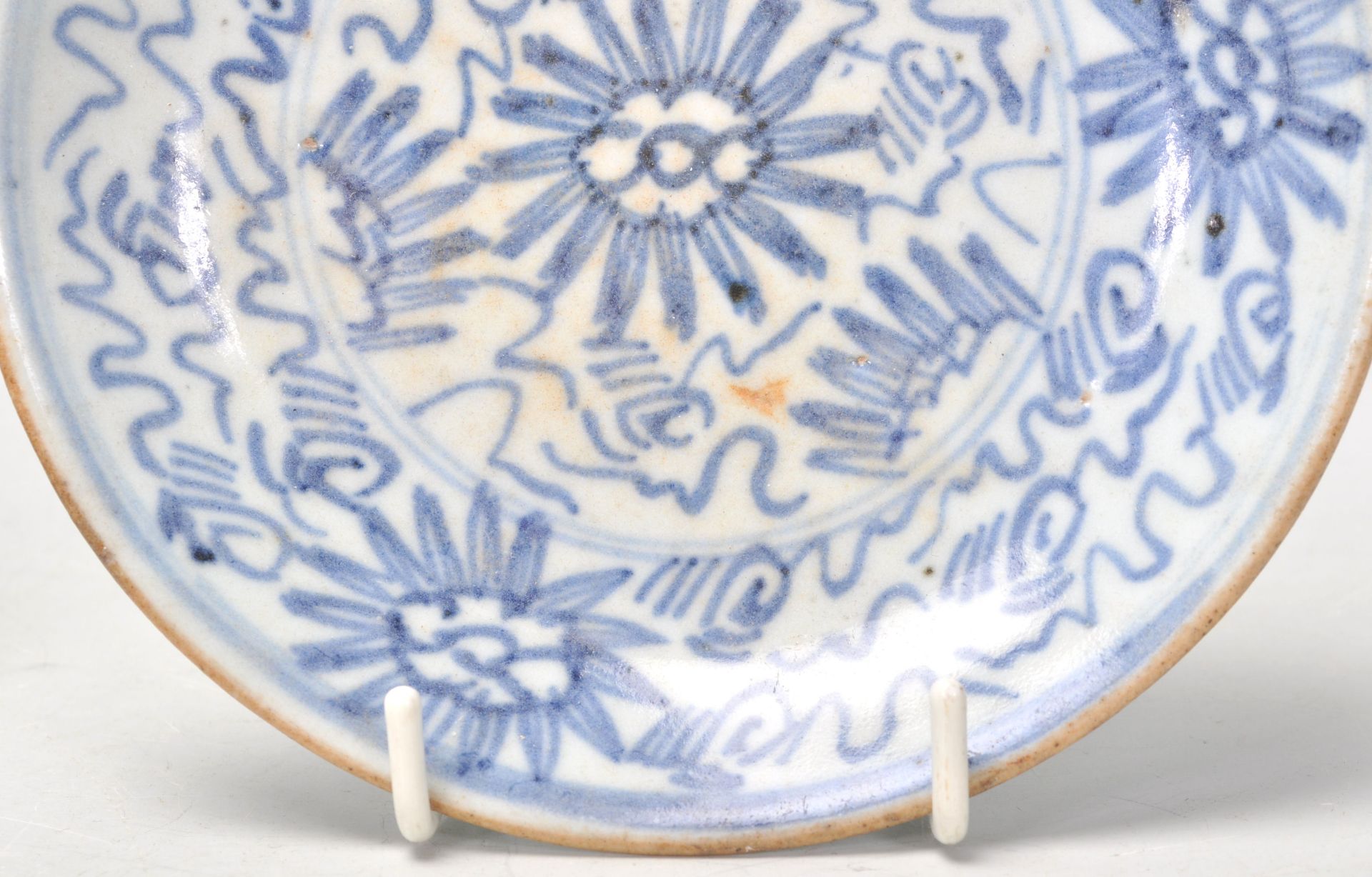 An 18th Century Japanese blue and white small plate having hand painted decoration of a perched bird - Bild 9 aus 11