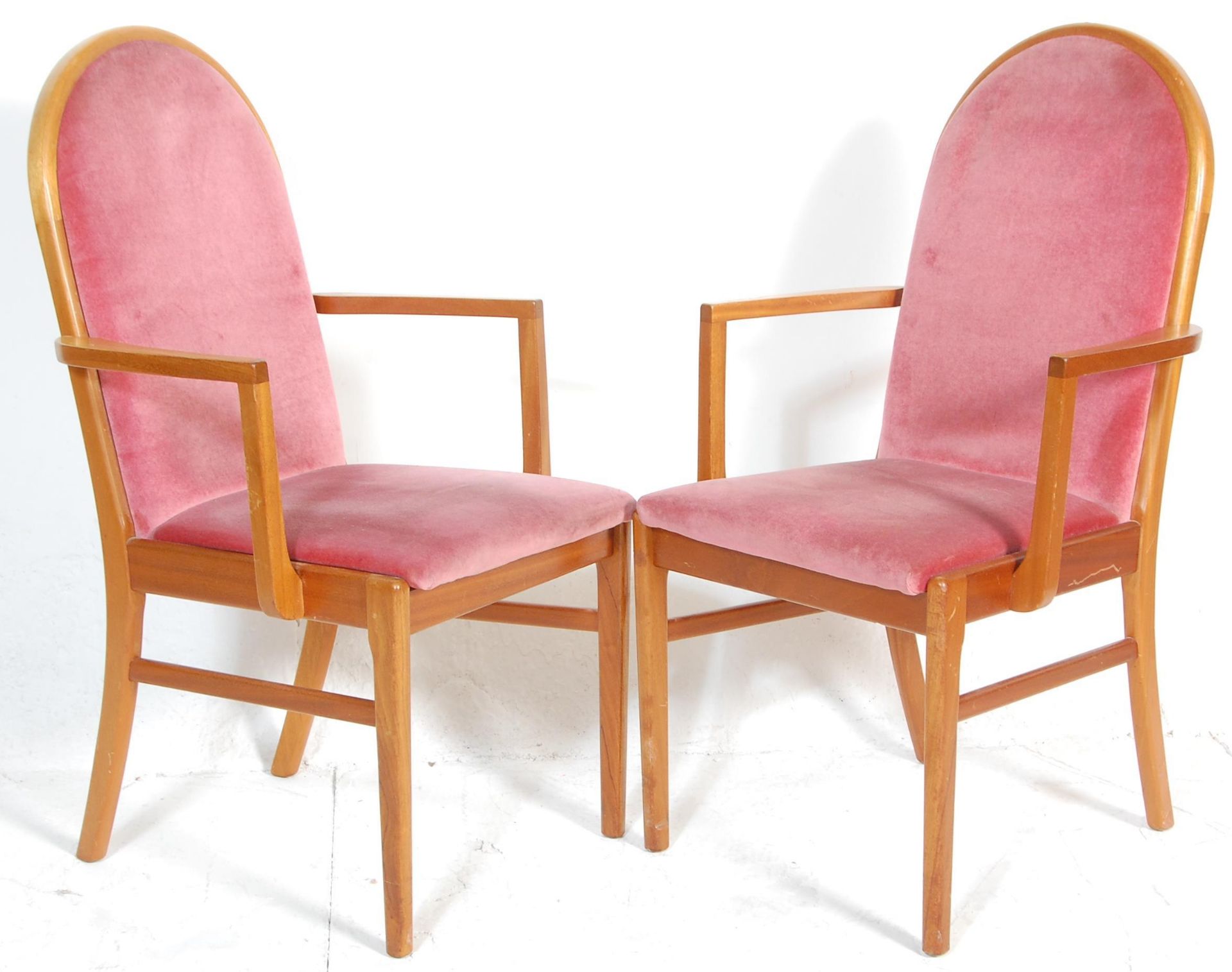 A matching pair of retro mid 20th Century teak framed dining carver chairs / armchairs having arched - Bild 4 aus 4
