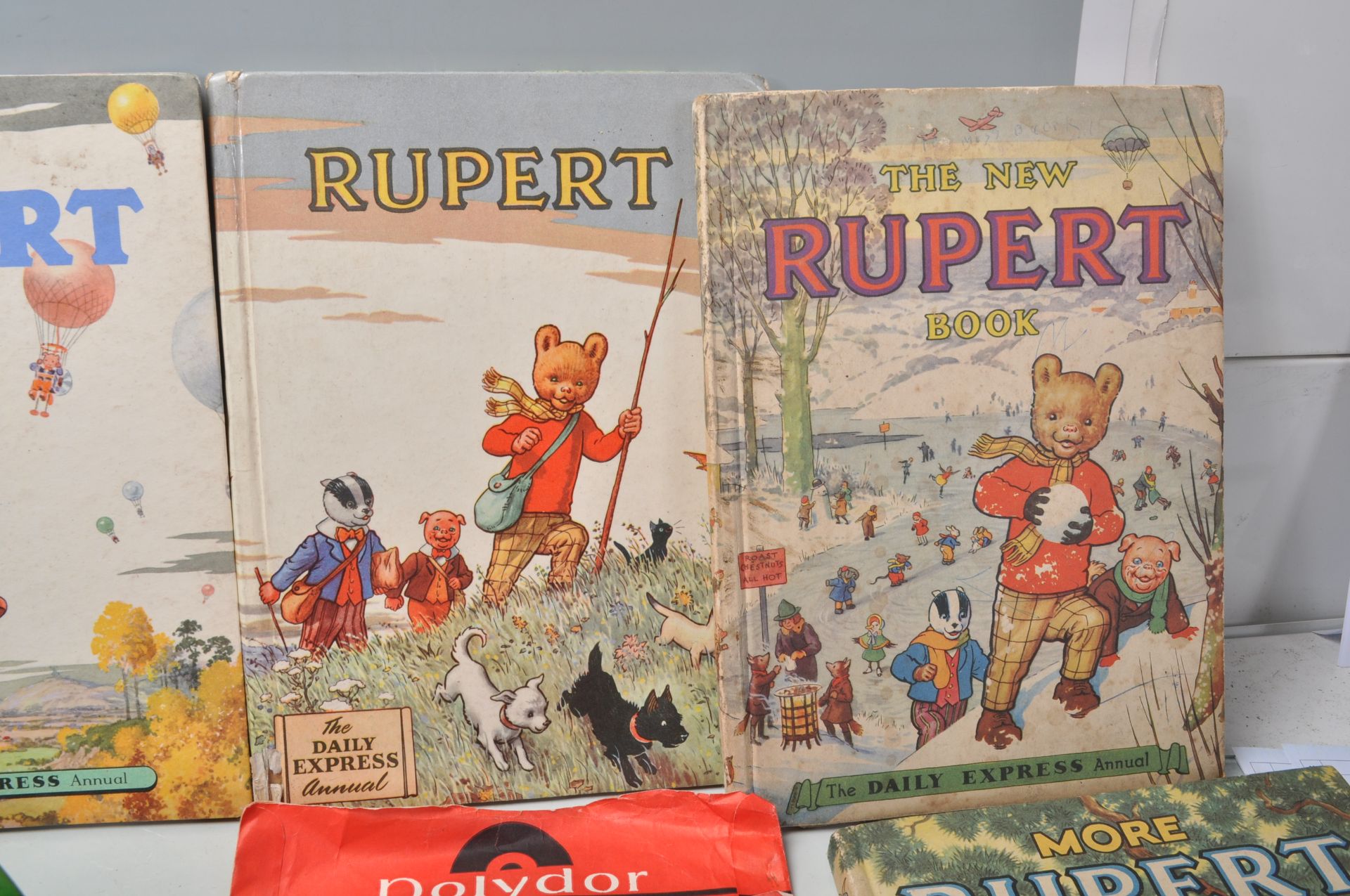 A collection of vintage children's toys to include a selection of Rupert annual books, a Rupert Bear - Bild 6 aus 9