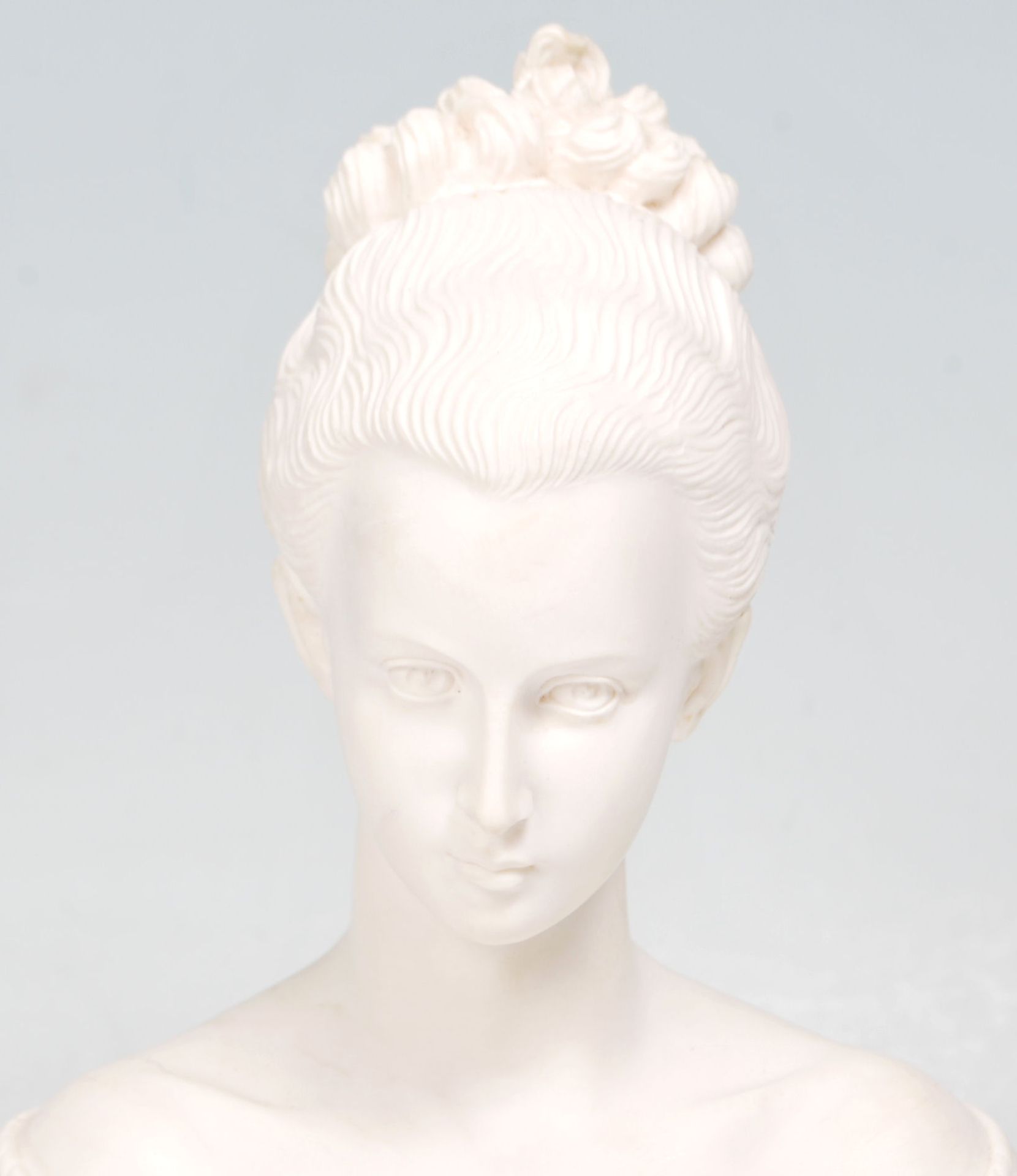 A 20th Century marble composite bust ornament in the form of a woman wearing an off the shoulder - Bild 5 aus 19