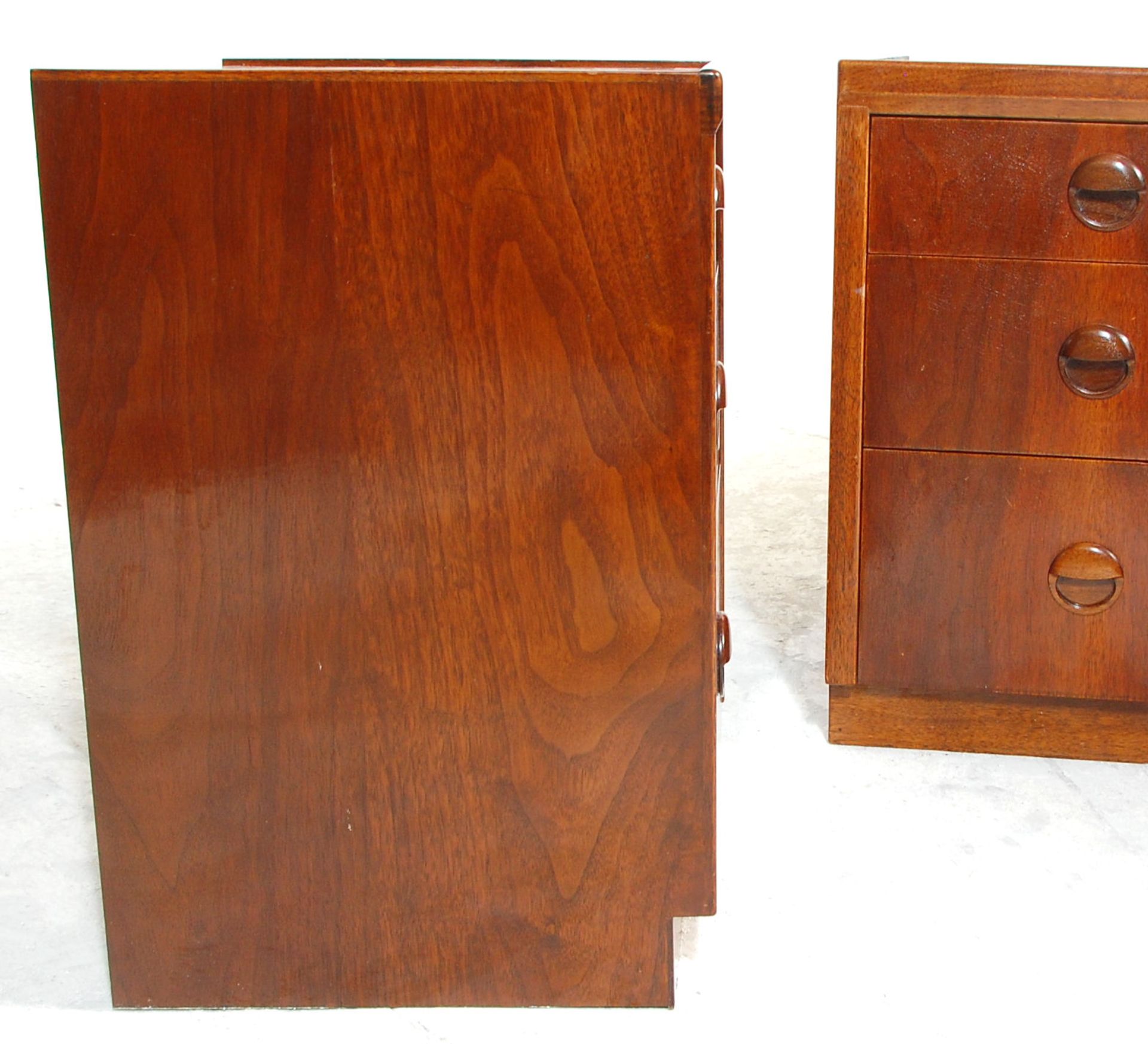 A good pair of retro mid 20th Century teak bedside chests / tables having three graduating drawers - Bild 7 aus 8